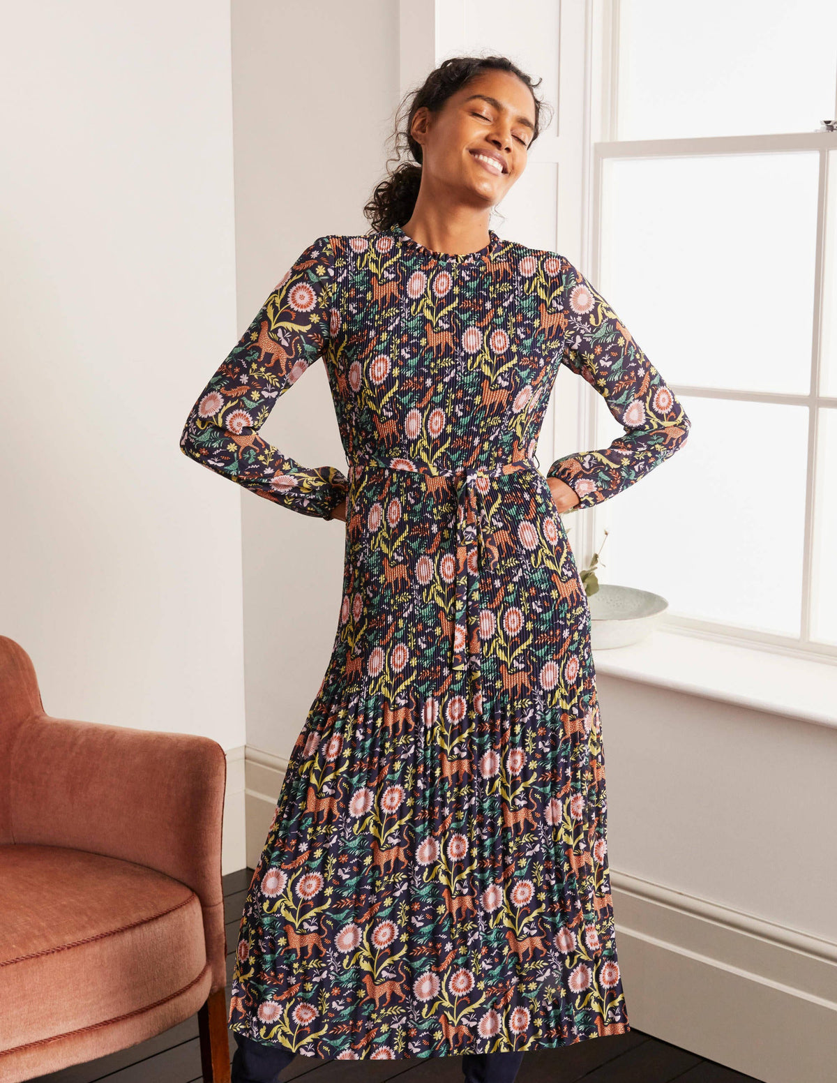 Nell Plissiertes Kleid-Navy/Bunt, Magischer Garten - Image 4