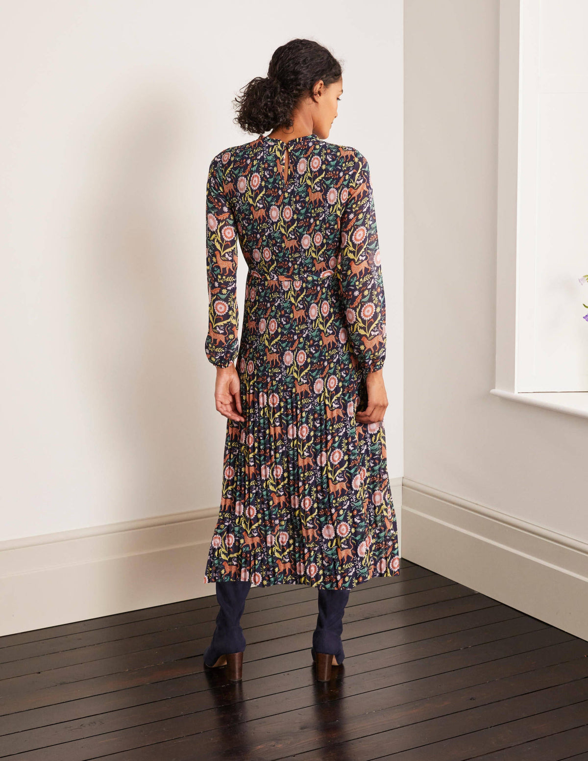Nell Plissiertes Kleid-Navy/Bunt, Magischer Garten - Image 2