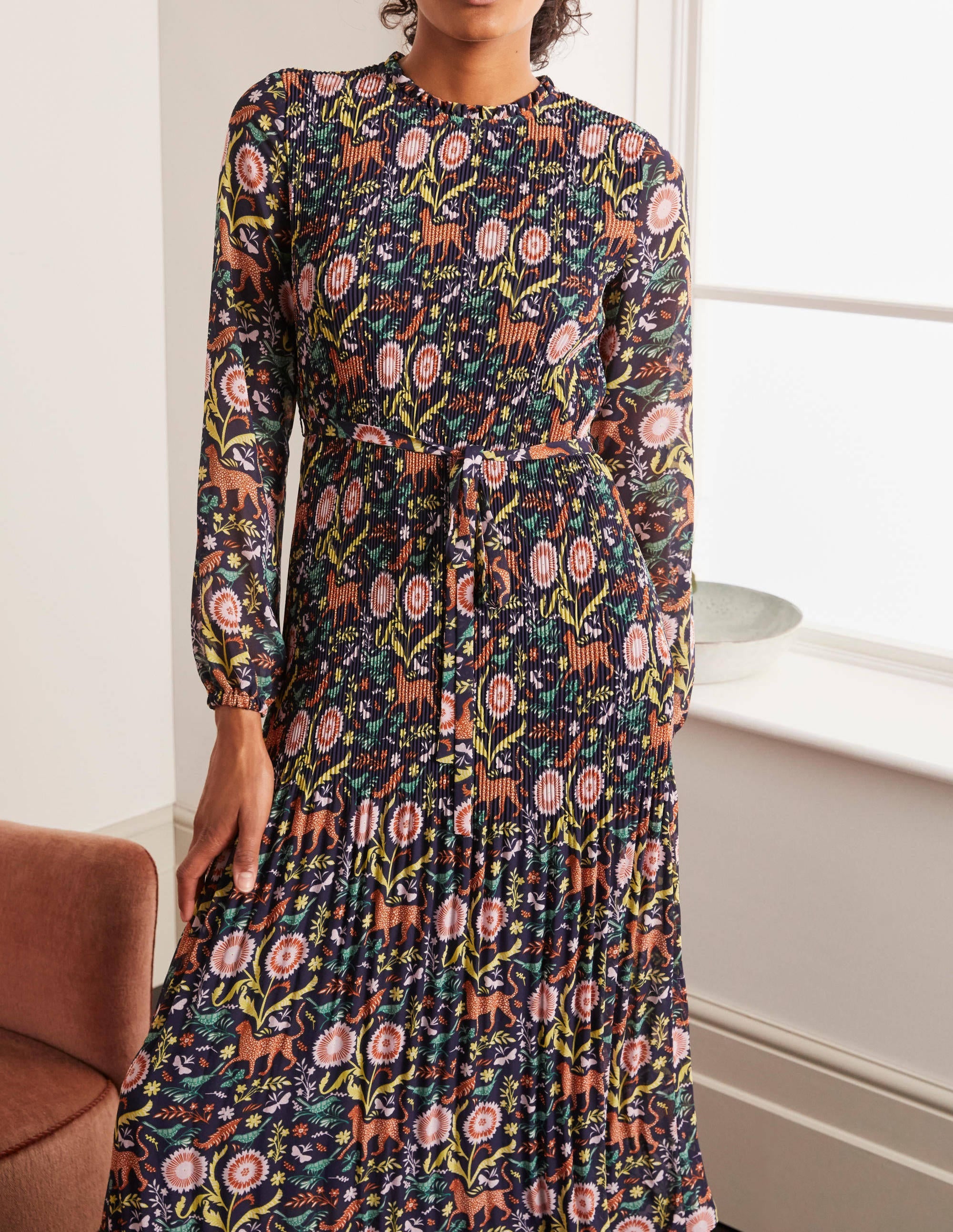 Nell Plissiertes Kleid-Navy/Bunt, Magischer Garten - Image 3