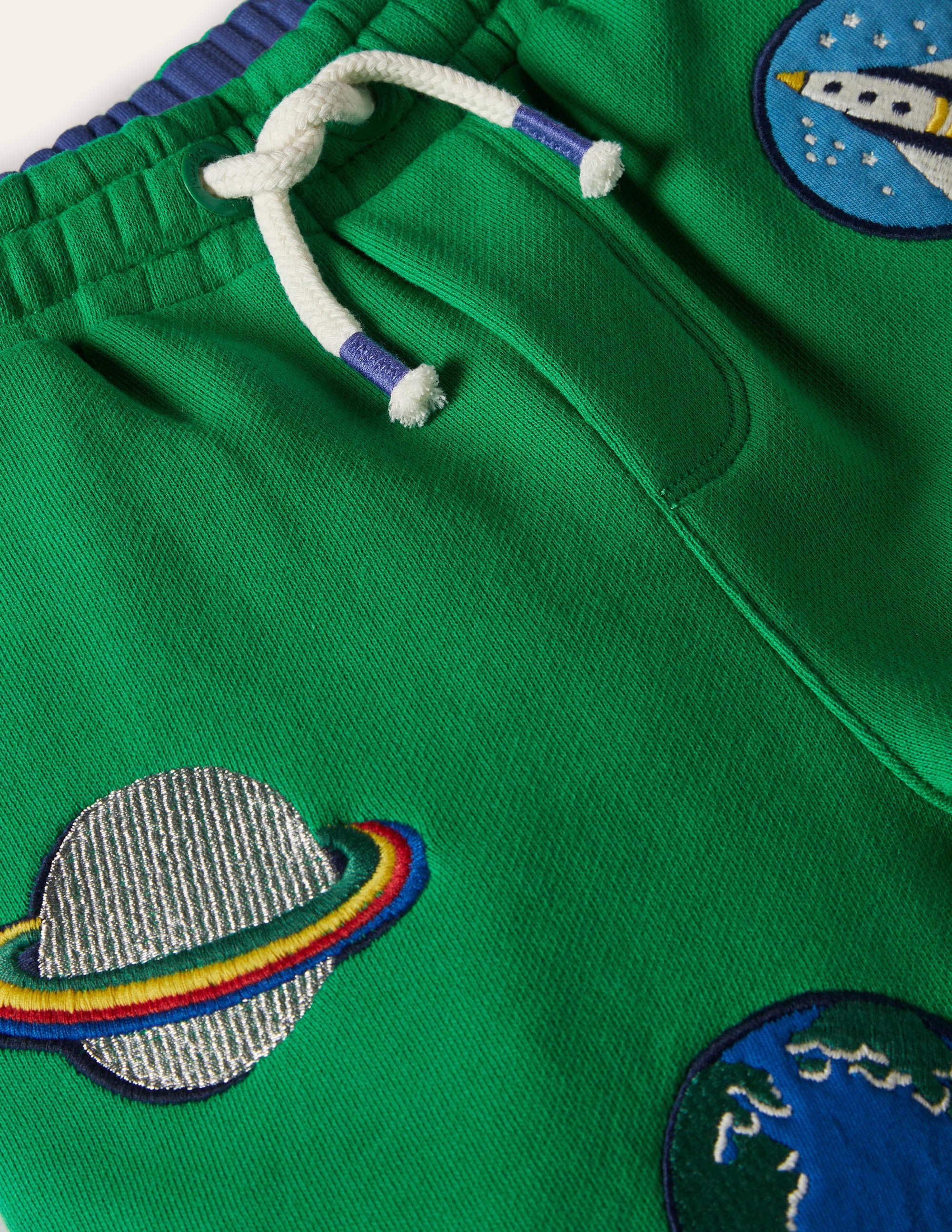 Sweatshorts mit Applikation-Baumgrün, Weltallabzeichen - Image 3