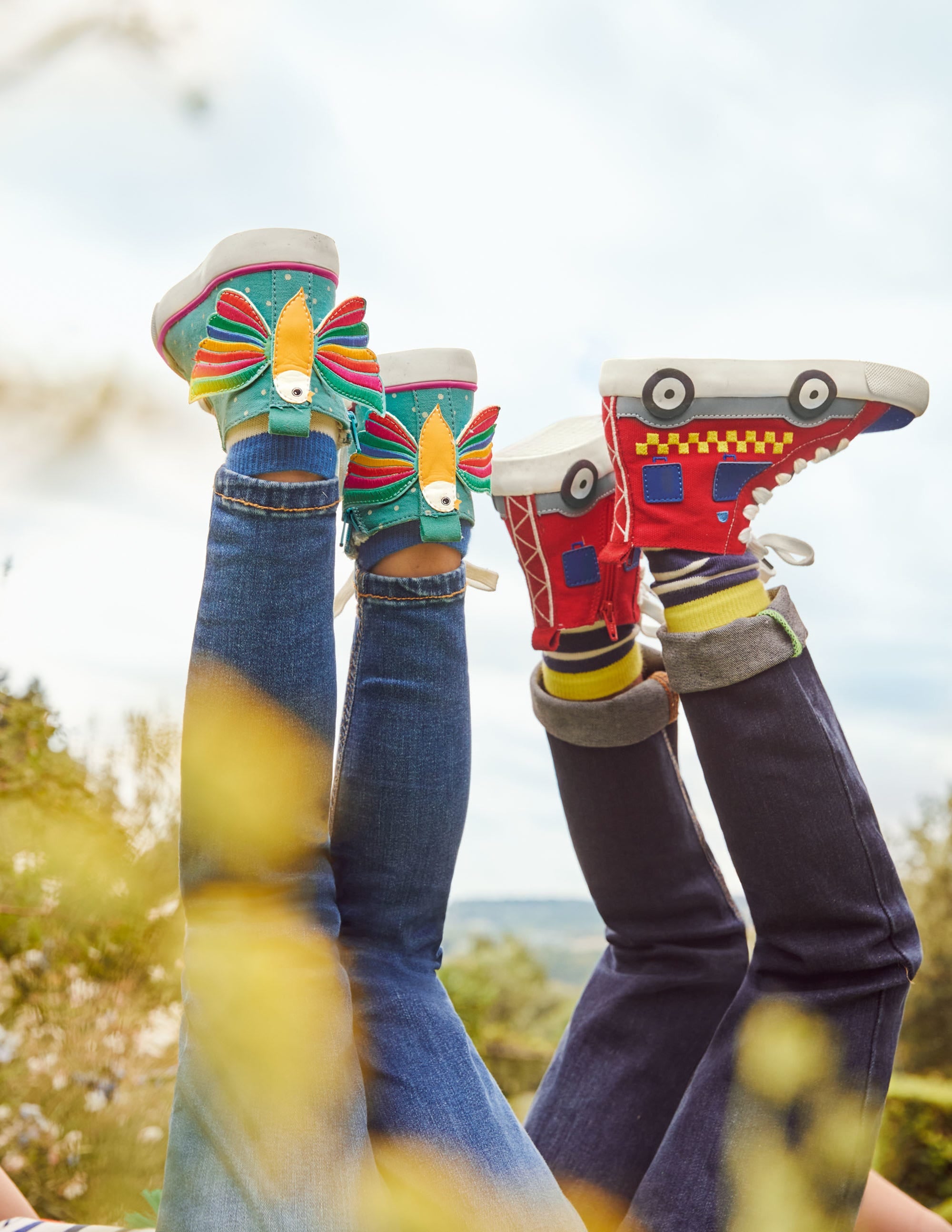 Fröhliche hochgeschnittene Turnschuhe-Bachblau, Regenbogen-Vogel - Image 4