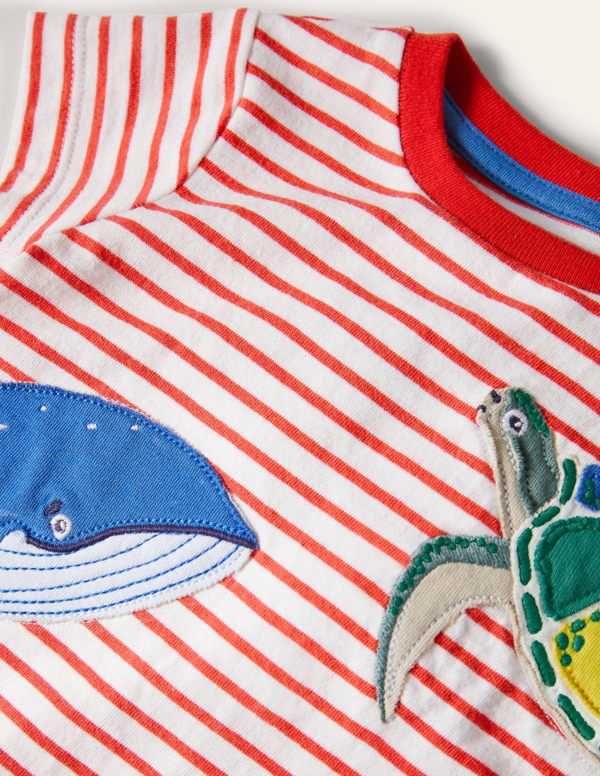 Gestreiftes T-Shirt mit neugierigen Tieren-Naturweiß/Rot, Tiefsee - Image 3