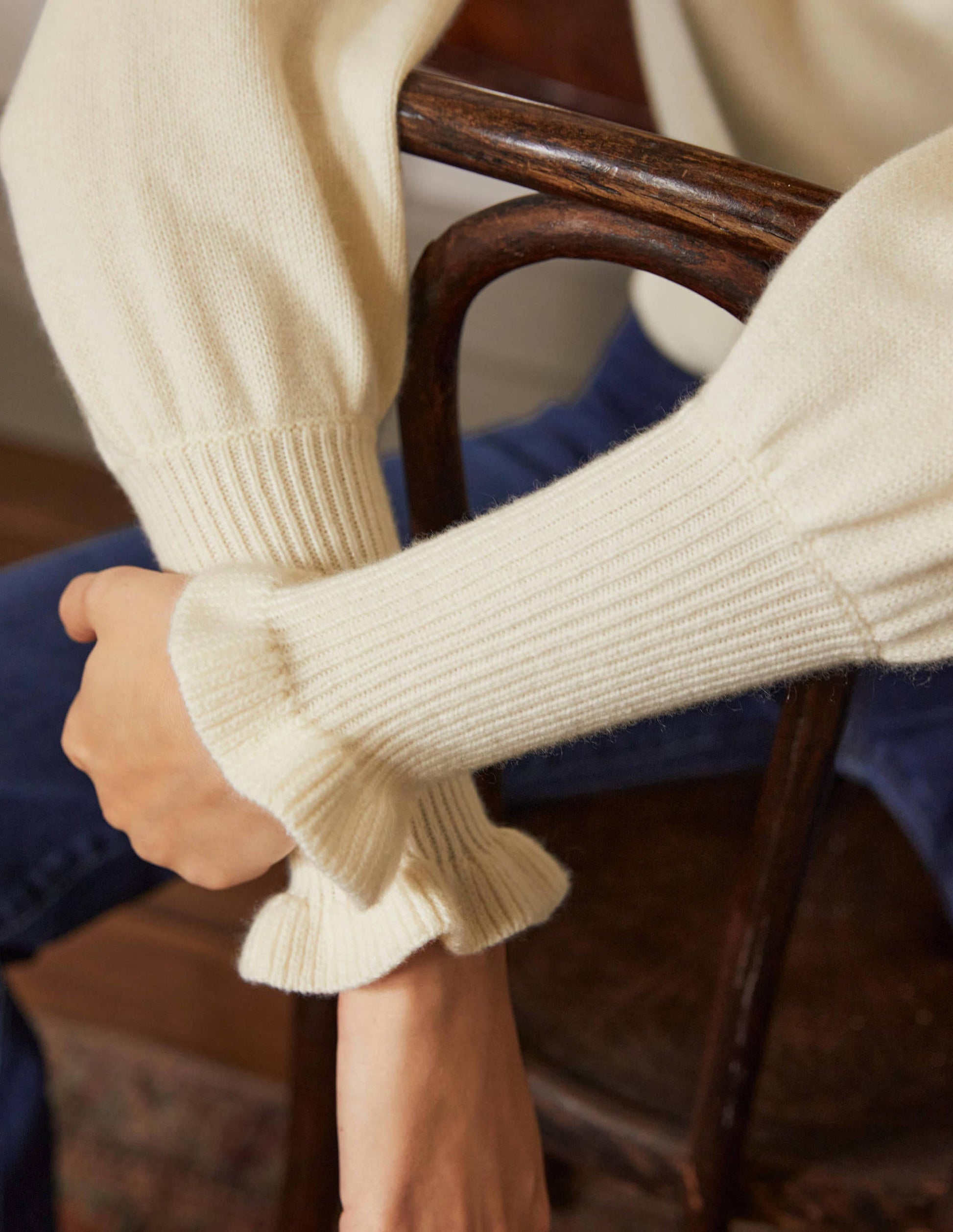 Kaschmirpullover mit Rüschenausschnitt-Naturweiß-2