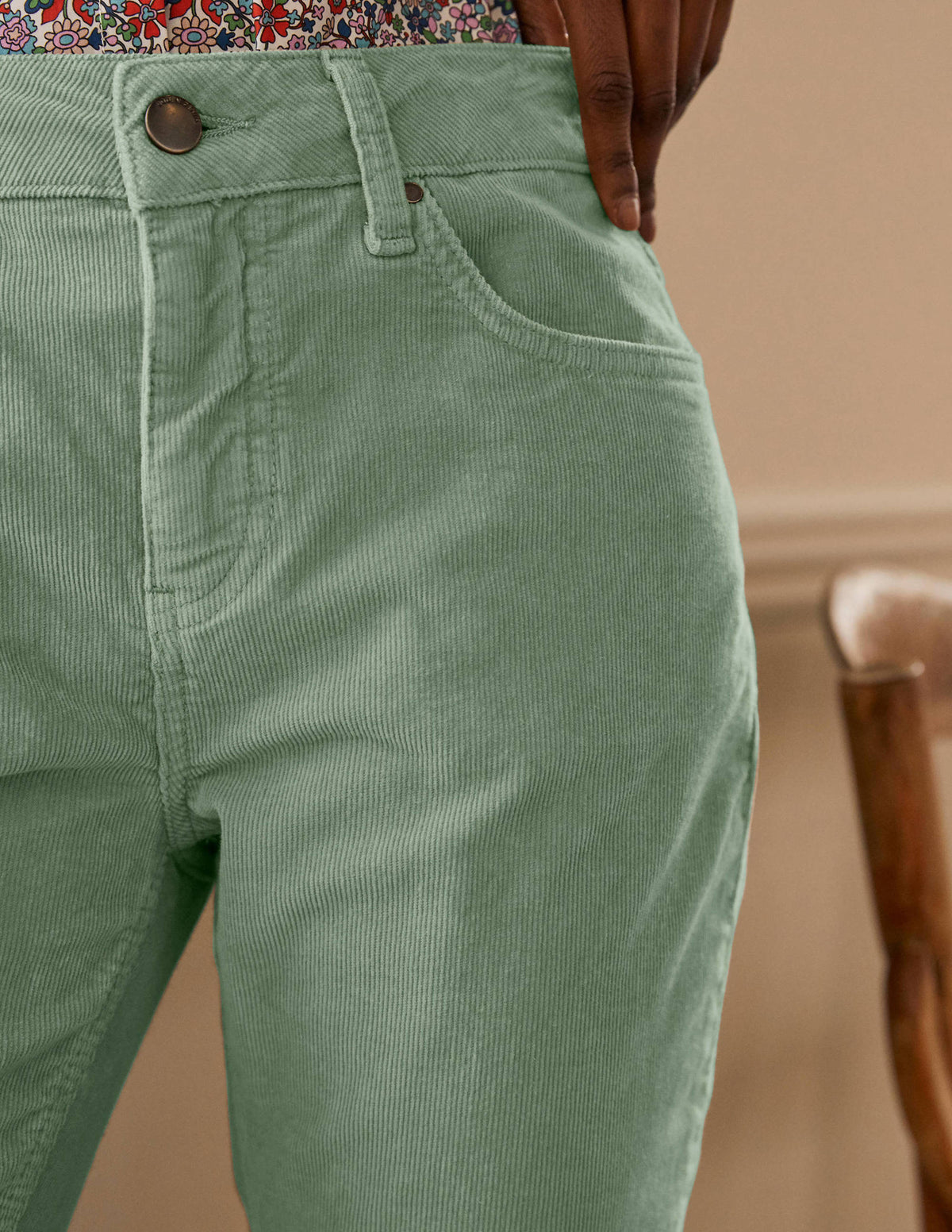 Girlfriend-Cordjeans-Helles Olivgrün-2