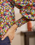 Baumwolloberteil mit gesmokten Bündchen-Kirschrot, Bunte Gänseblümchen