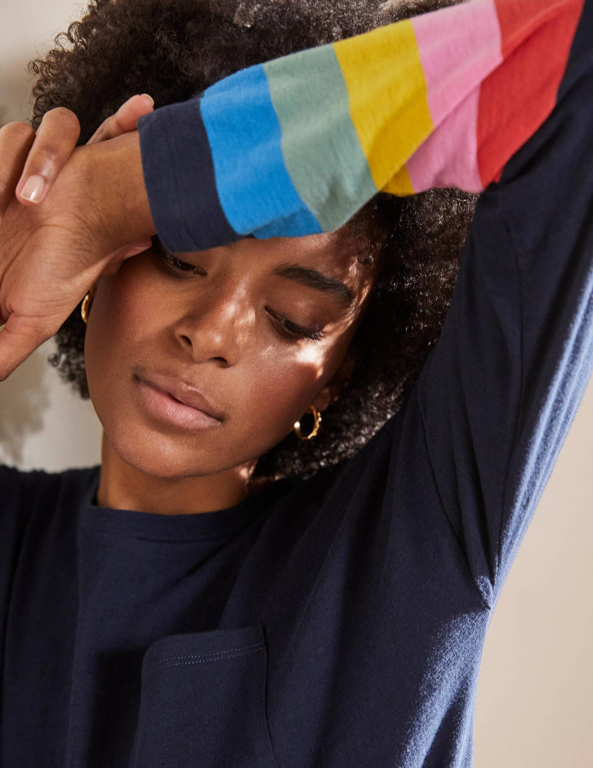 Kastenförmiges Jersey-T-Shirt-Navy, Regenbogenbündchen - Image 1