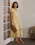 Robe midi Bernadette en coton-Jaune maïs, motif Intricate Leaf