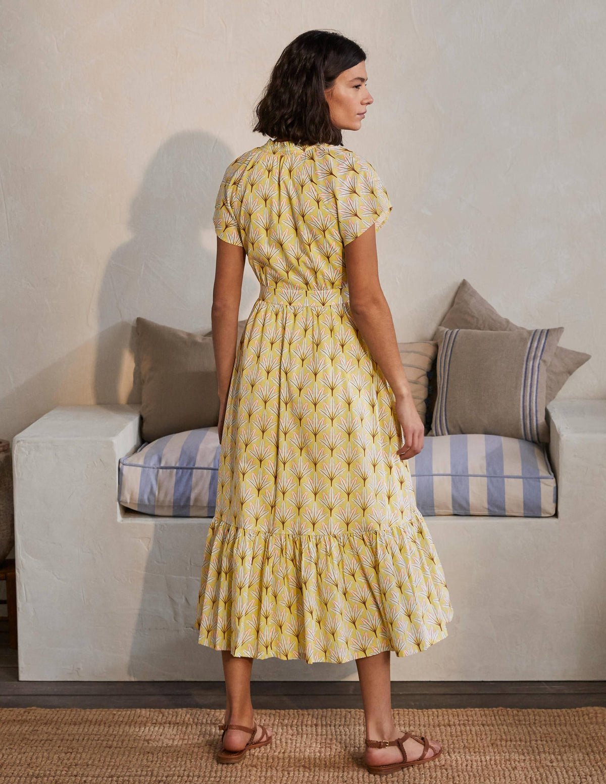 Robe midi Bernadette en coton-Jaune maïs, motif Intricate Leaf-2