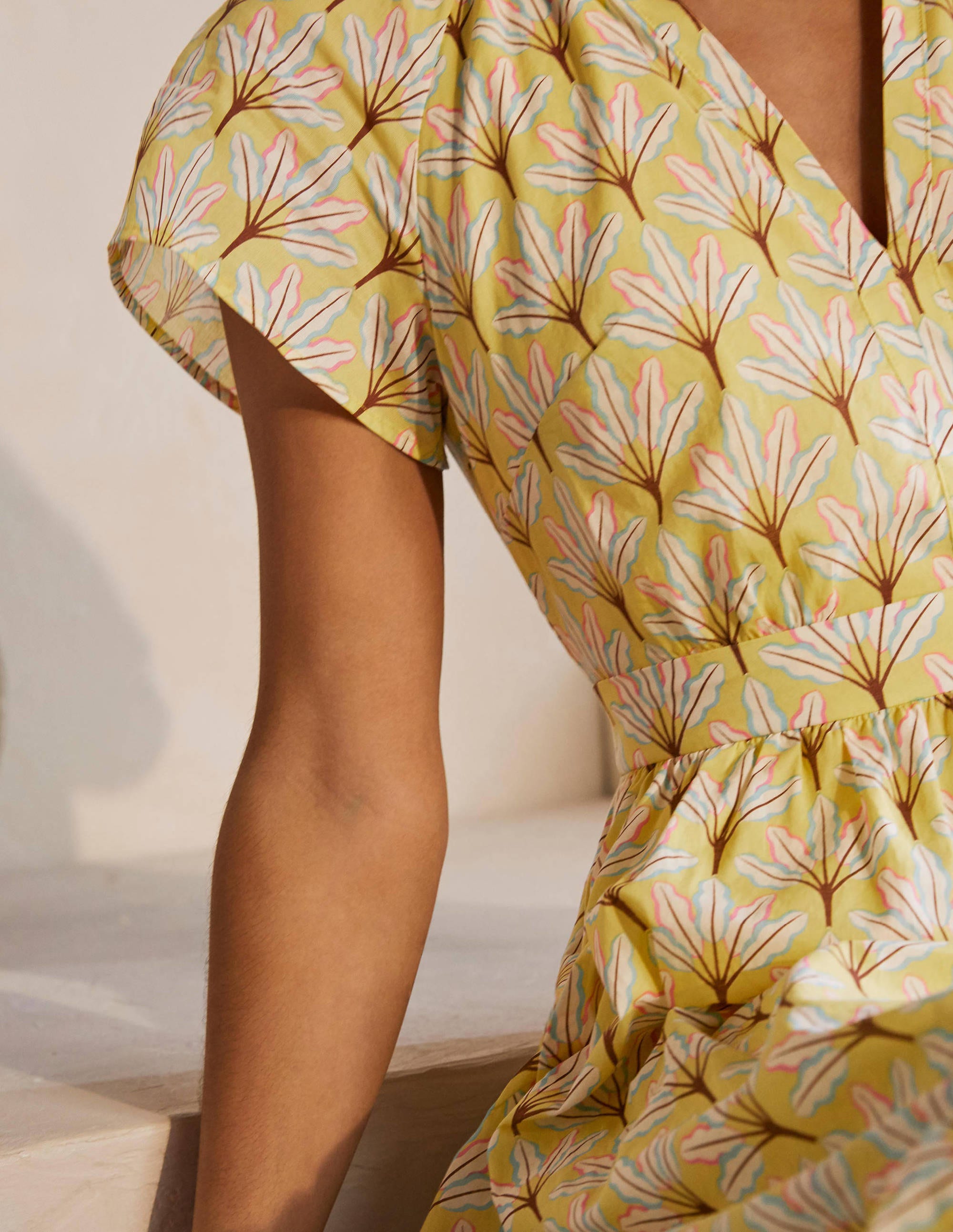 Robe midi Bernadette en coton-Jaune maïs, motif Intricate Leaf - Image 3