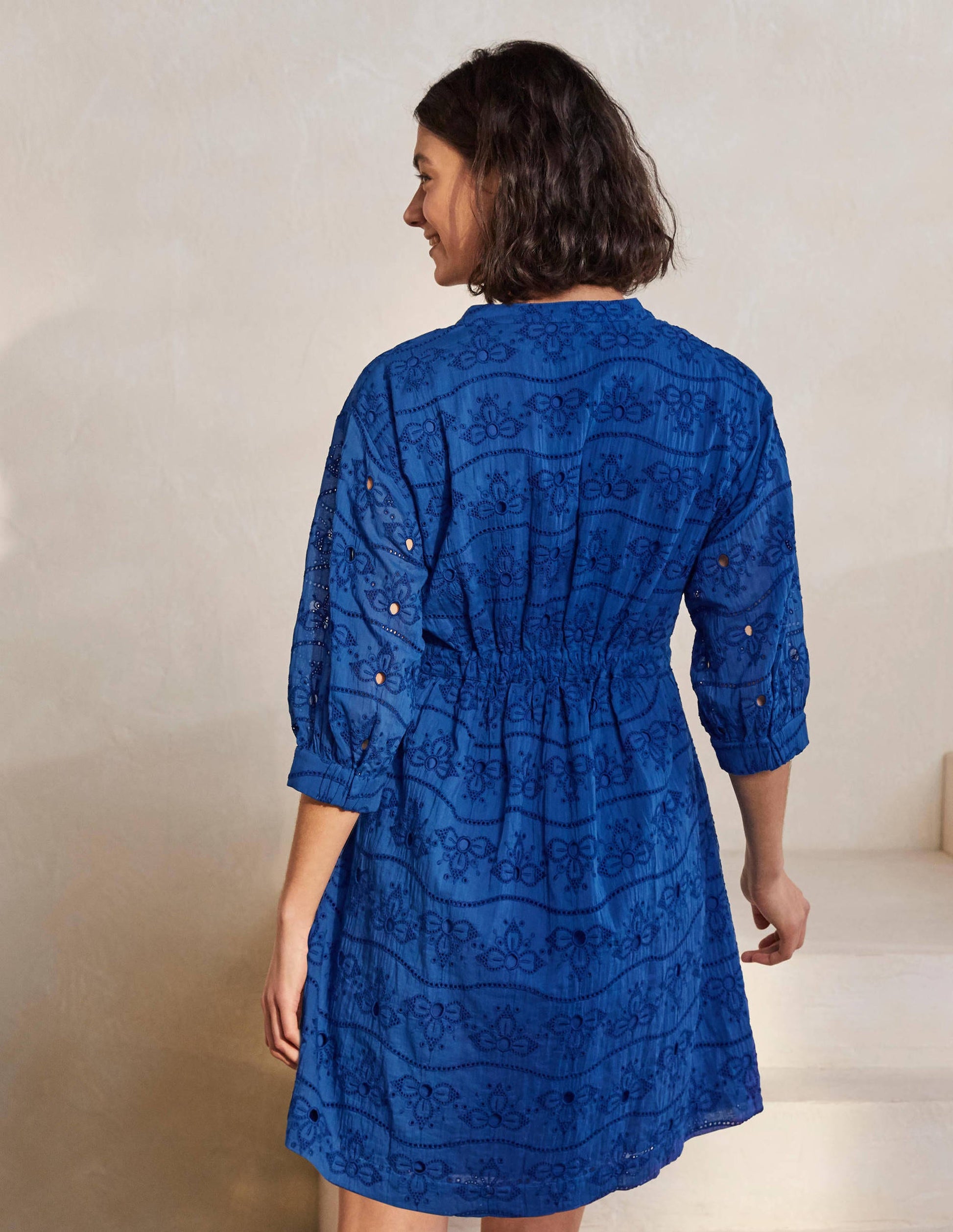 Baumwollkleid mit Lochstickerei-Gipfelblau-2