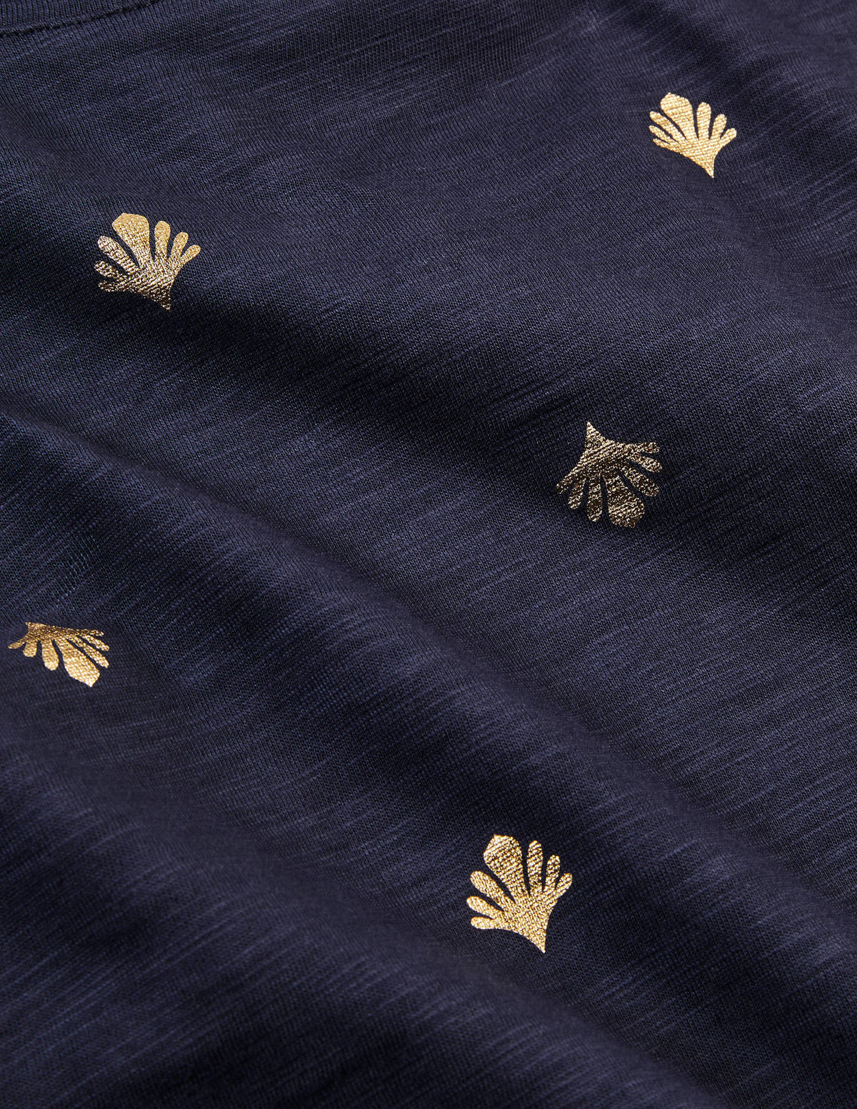 Fröhliches T-Shirt mit abgerundetem V-Ausschnitt-Navy, Korallenkacheln - Image 6