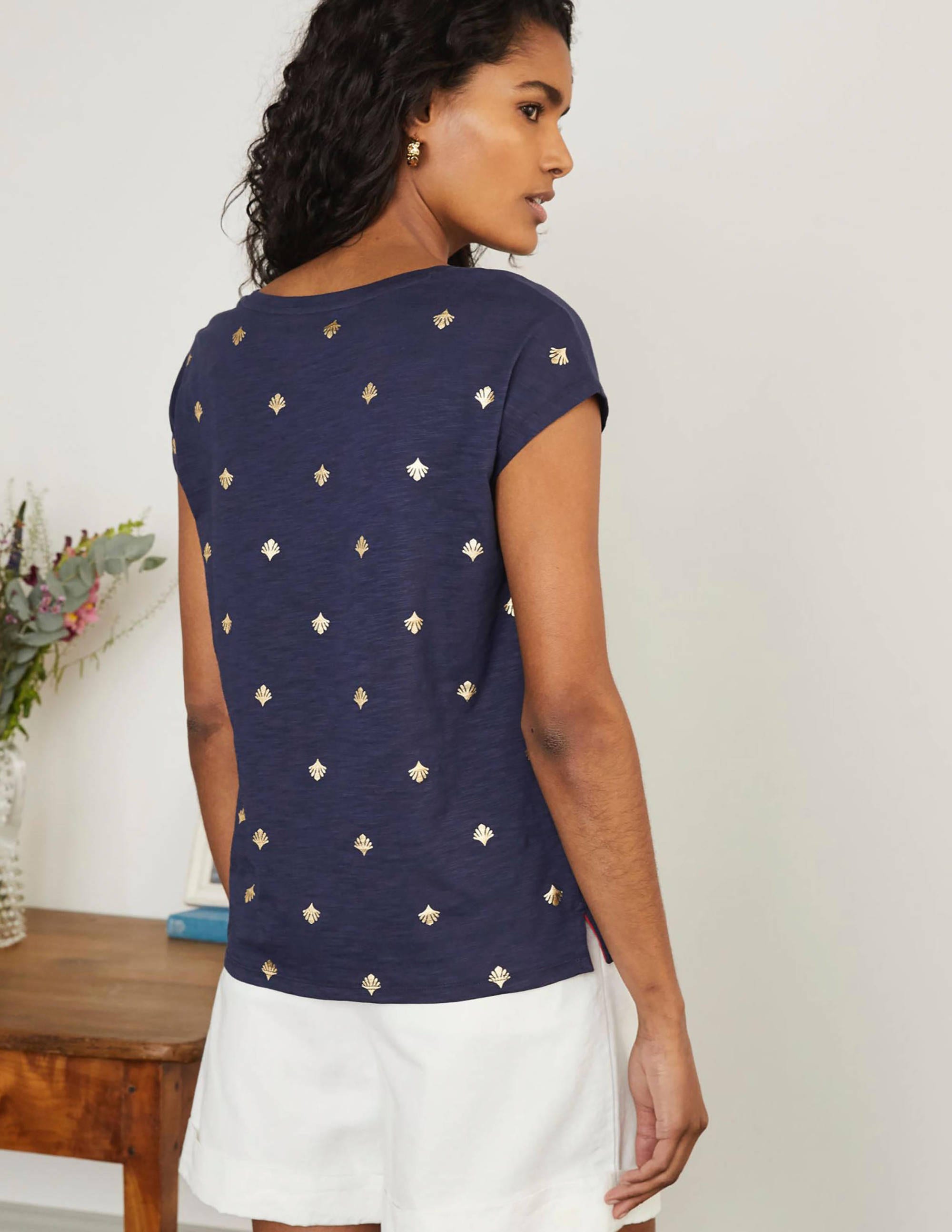 Fröhliches T-Shirt mit abgerundetem V-Ausschnitt-Navy, Korallenkacheln - Image 3