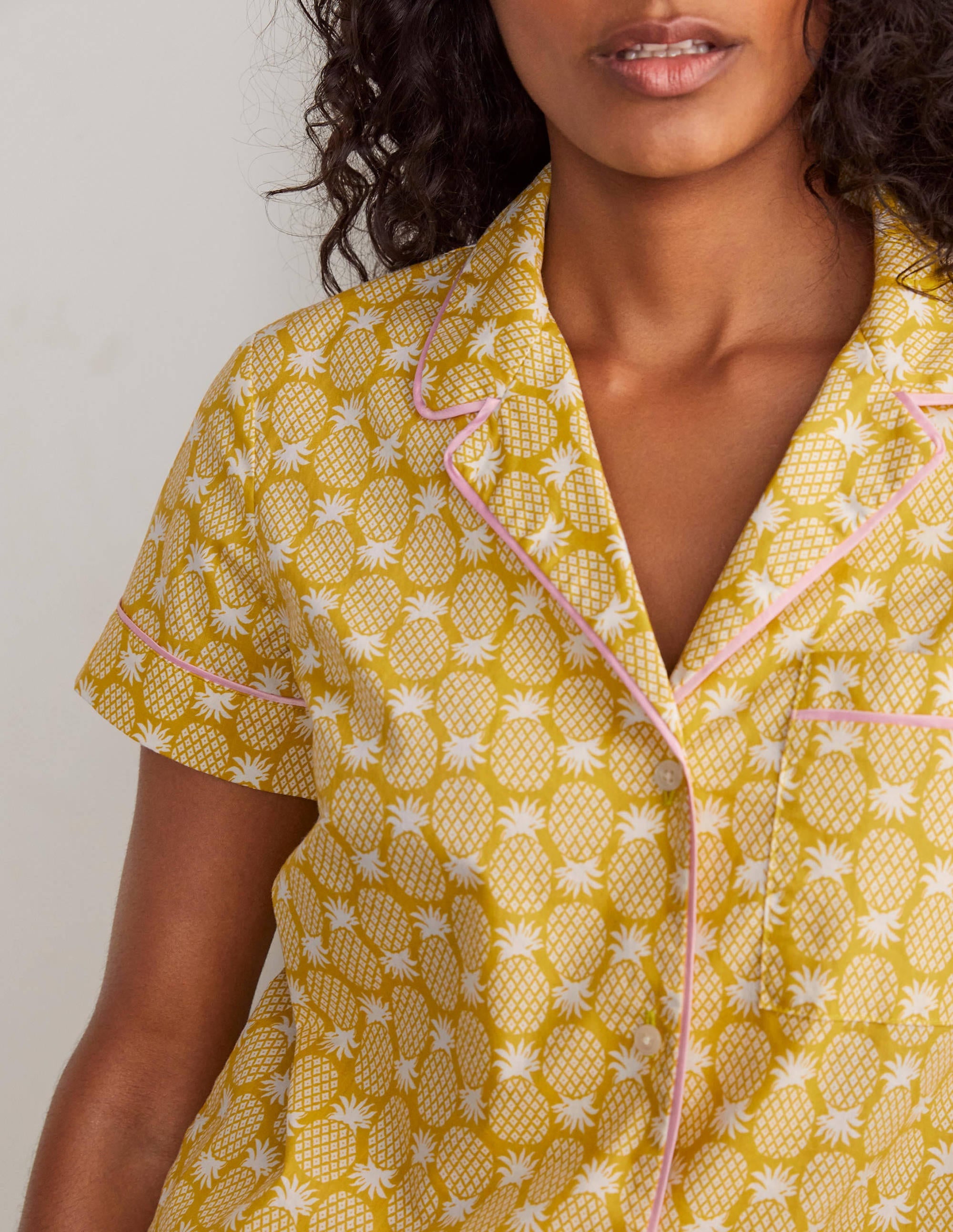 Phoebe Pyjamaoberteil-Schwefelgelb, Geometrisches Ananasmuster - Image 3