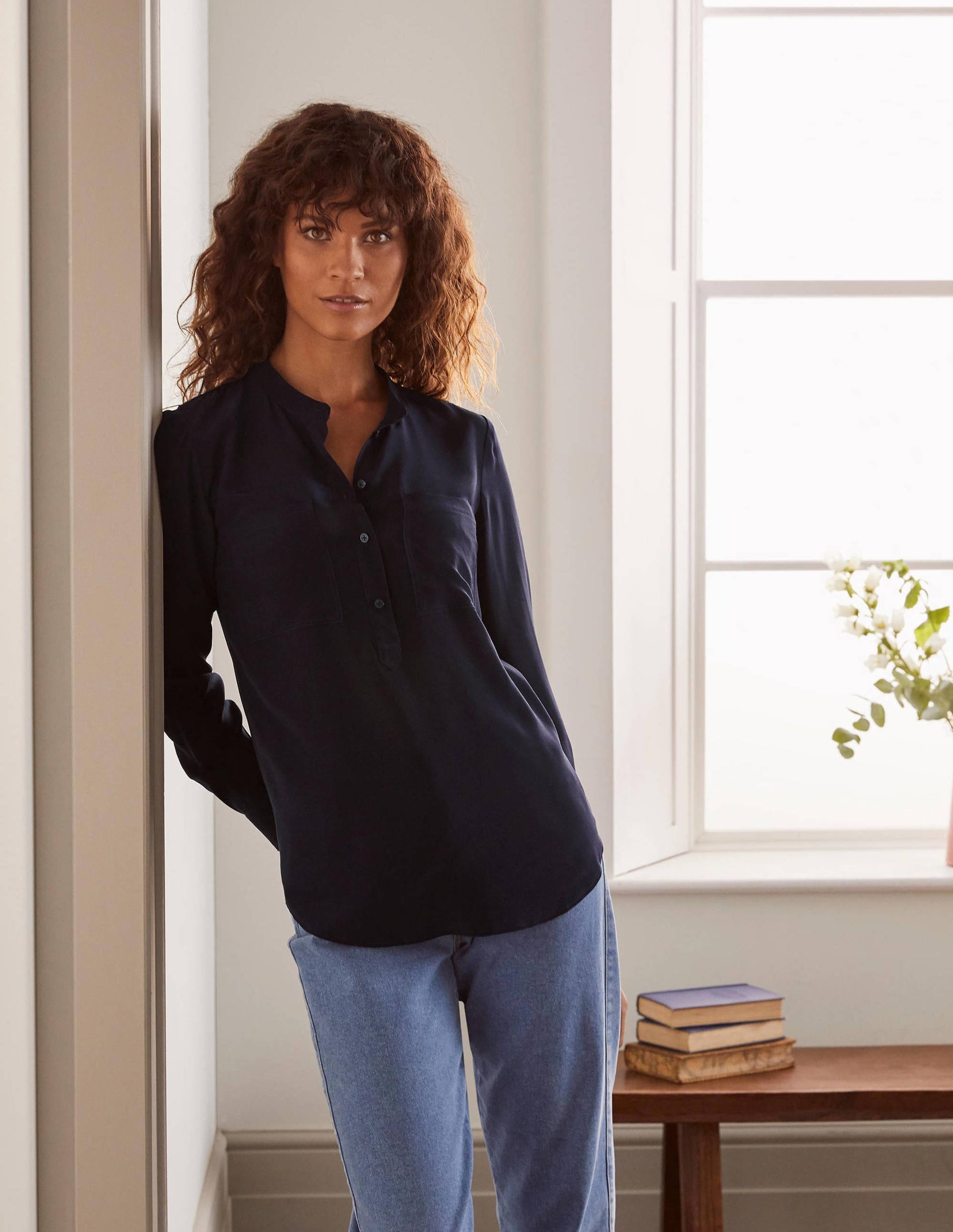 Kragenlose Seidenbluse-Marineblau-4