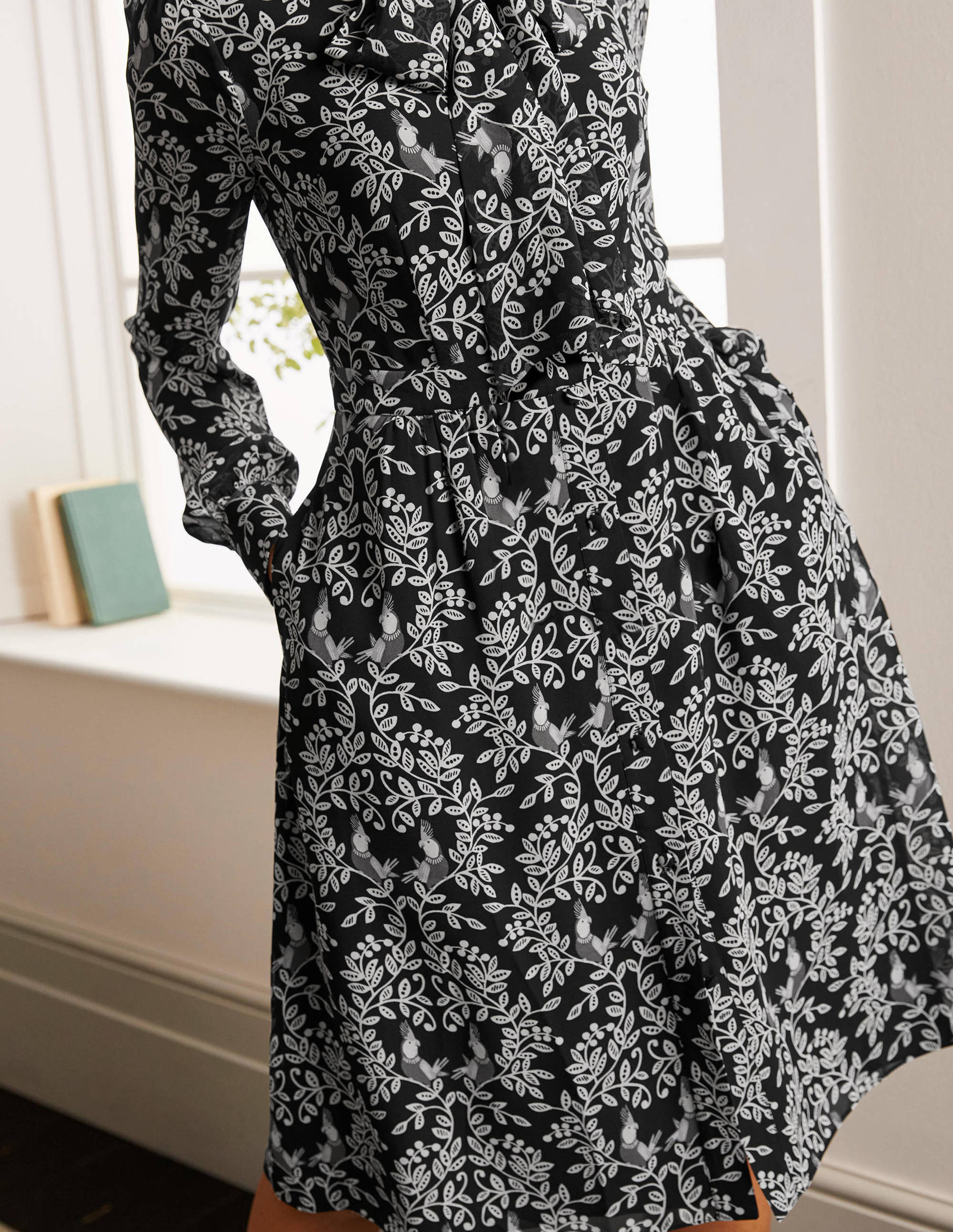 Sylvia Hemdblusenkleid-Schwarz, Papageienparadies - Image 3