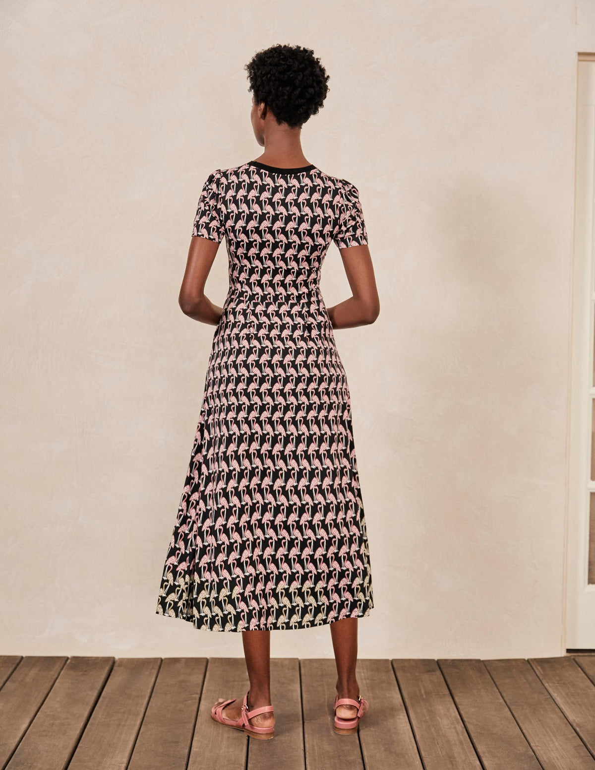 Lucinda Midikleid aus Jersey-Schwarz, Tropischer Flamingo - Image 3
