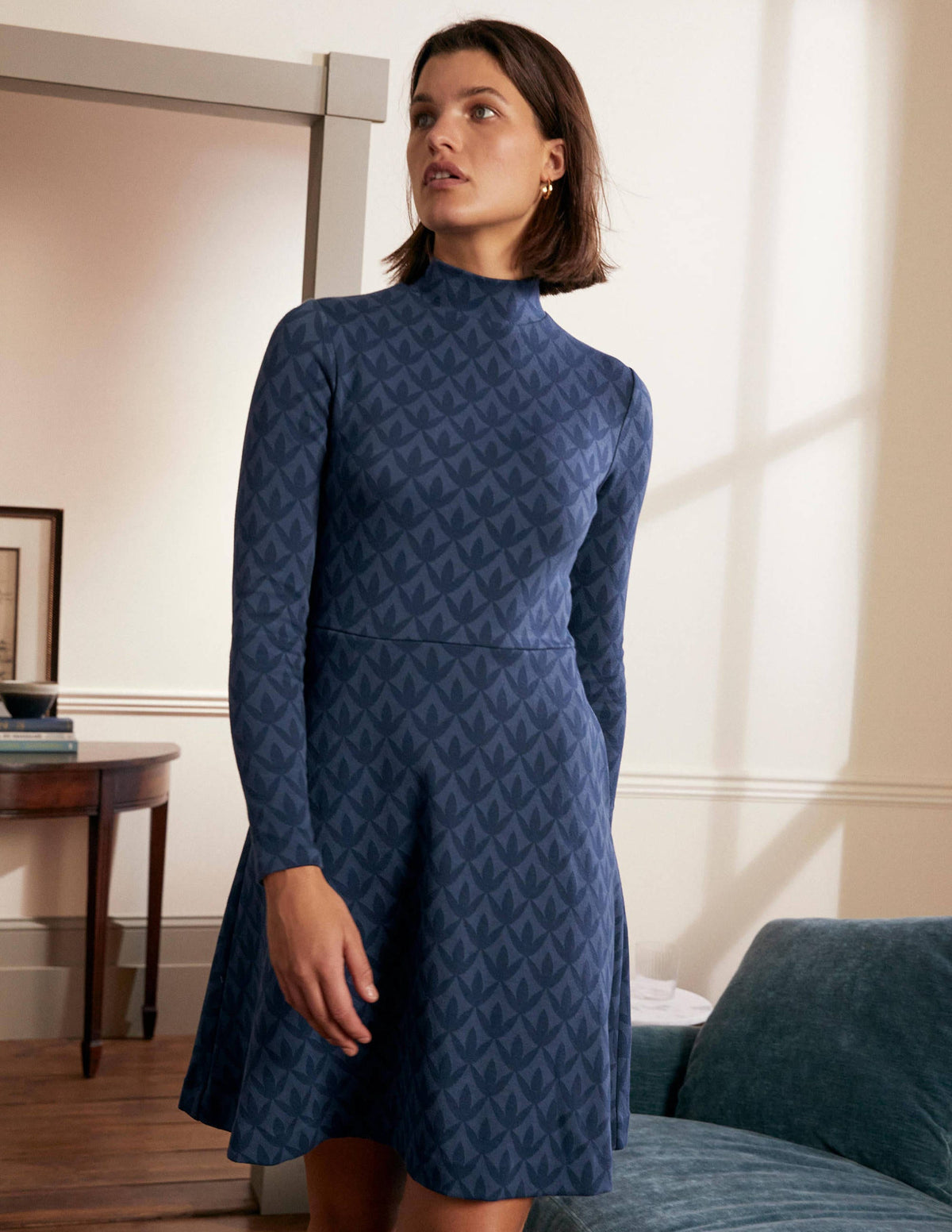 Robe à col montant en jacquard-Bleu nuit, motif géométrique pétale - Image 1