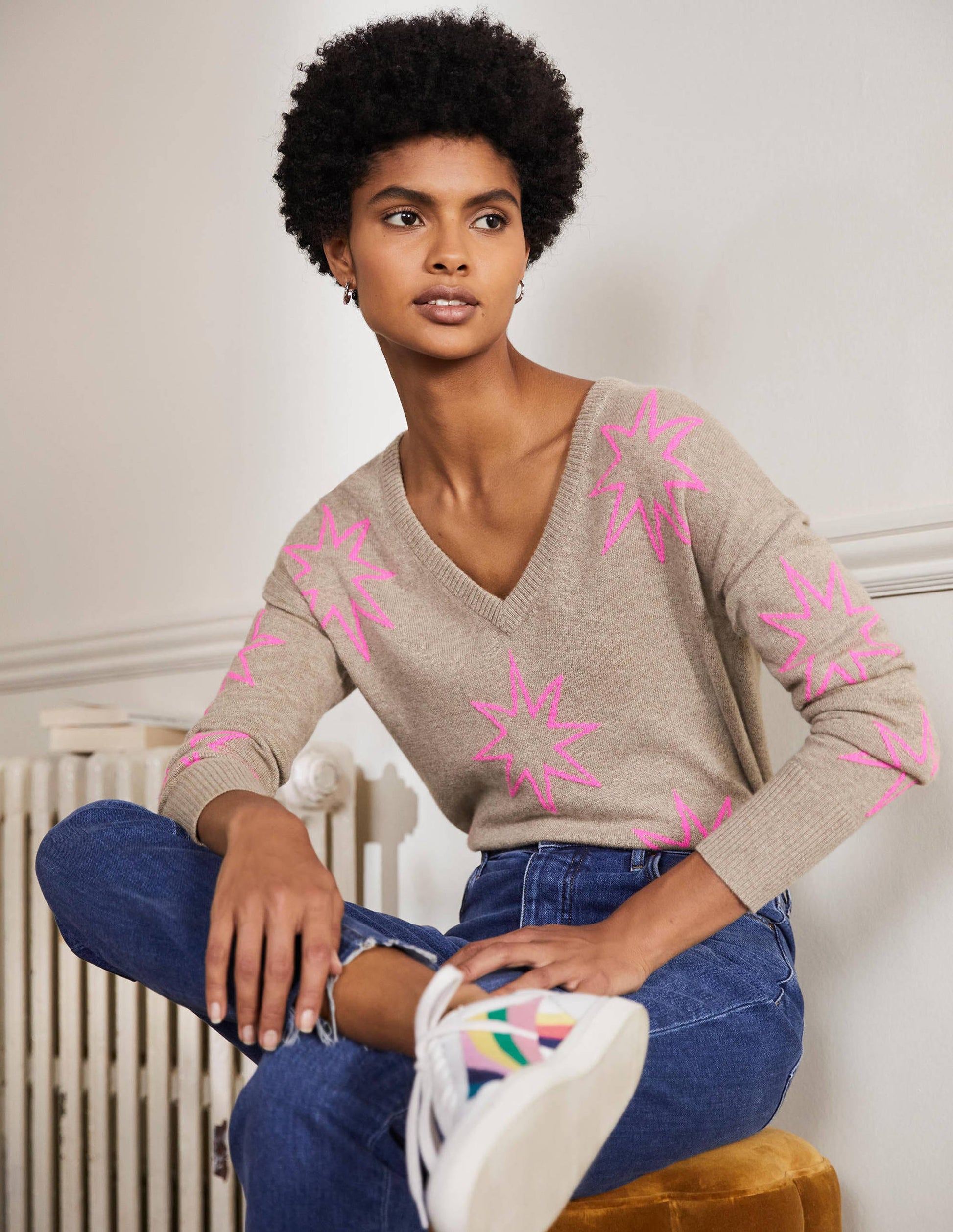 Lässiger Kaschmirpullover mit V-Ausschnitt-Grauer Achat, Neonrosa Sterne-1