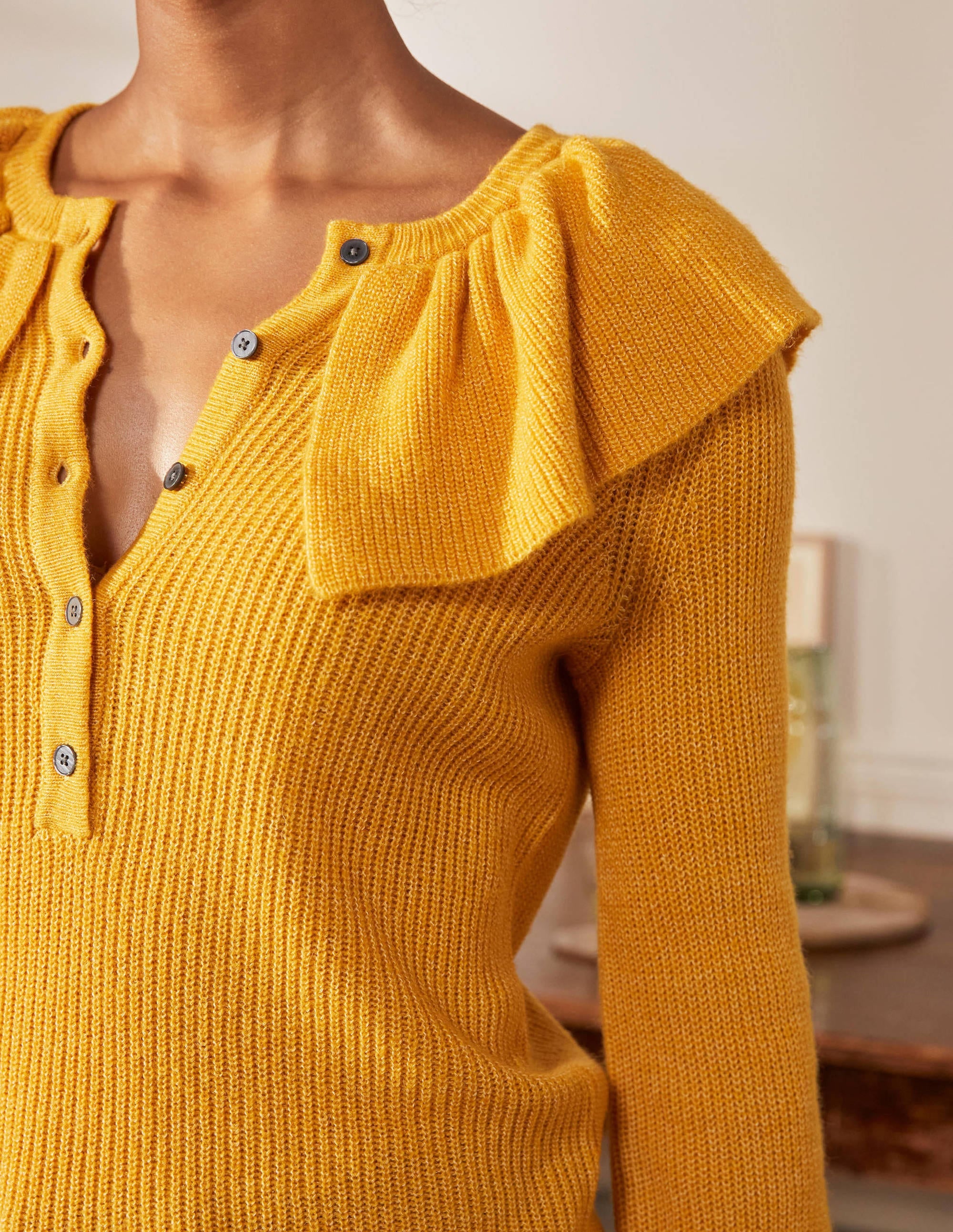 Flauschiger Pullover mit Rüschenkragen-Sonnengelb - Image 2