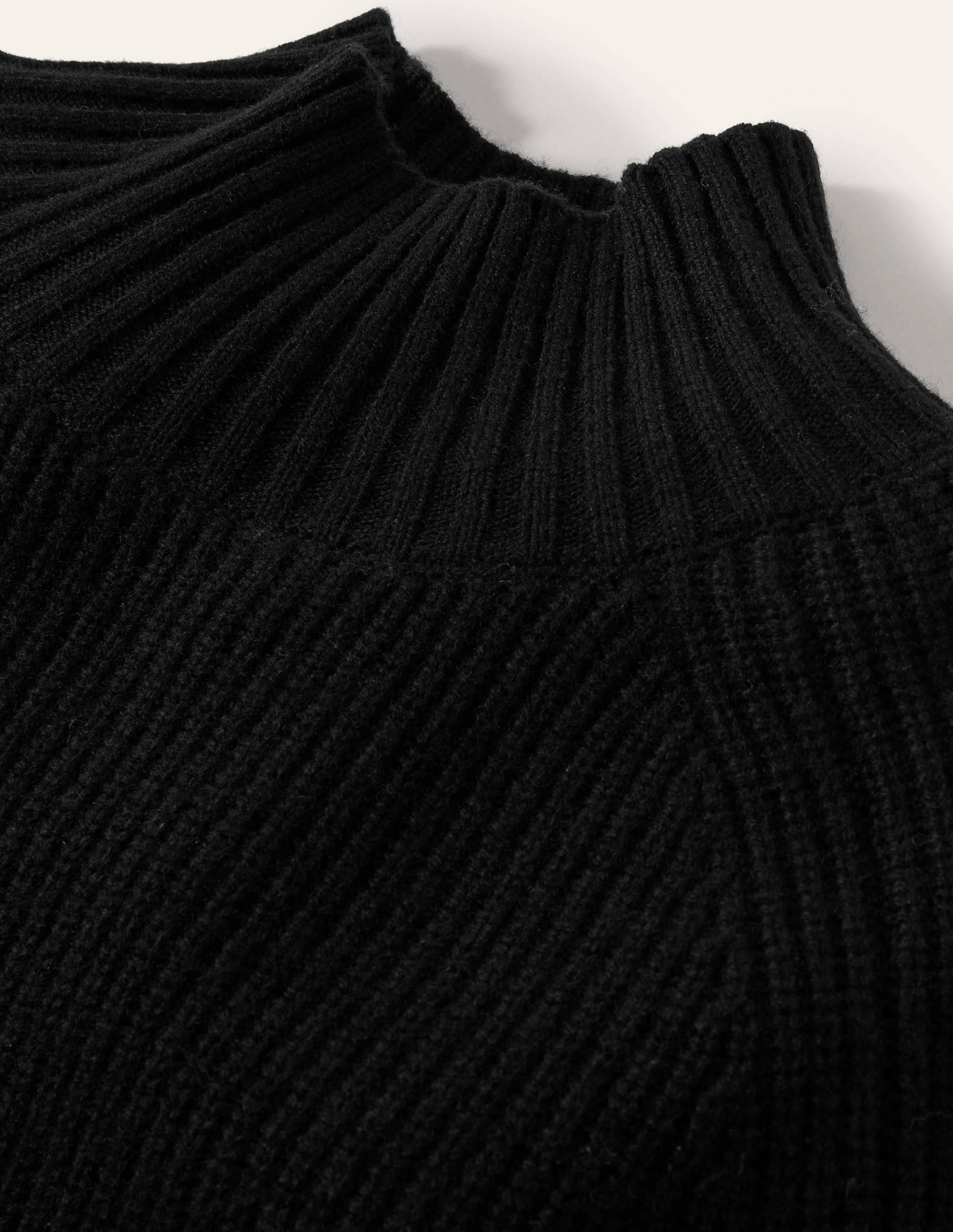 Mia Gerippter Pullover mit hohem Kragen-Schwarz - Image 5
