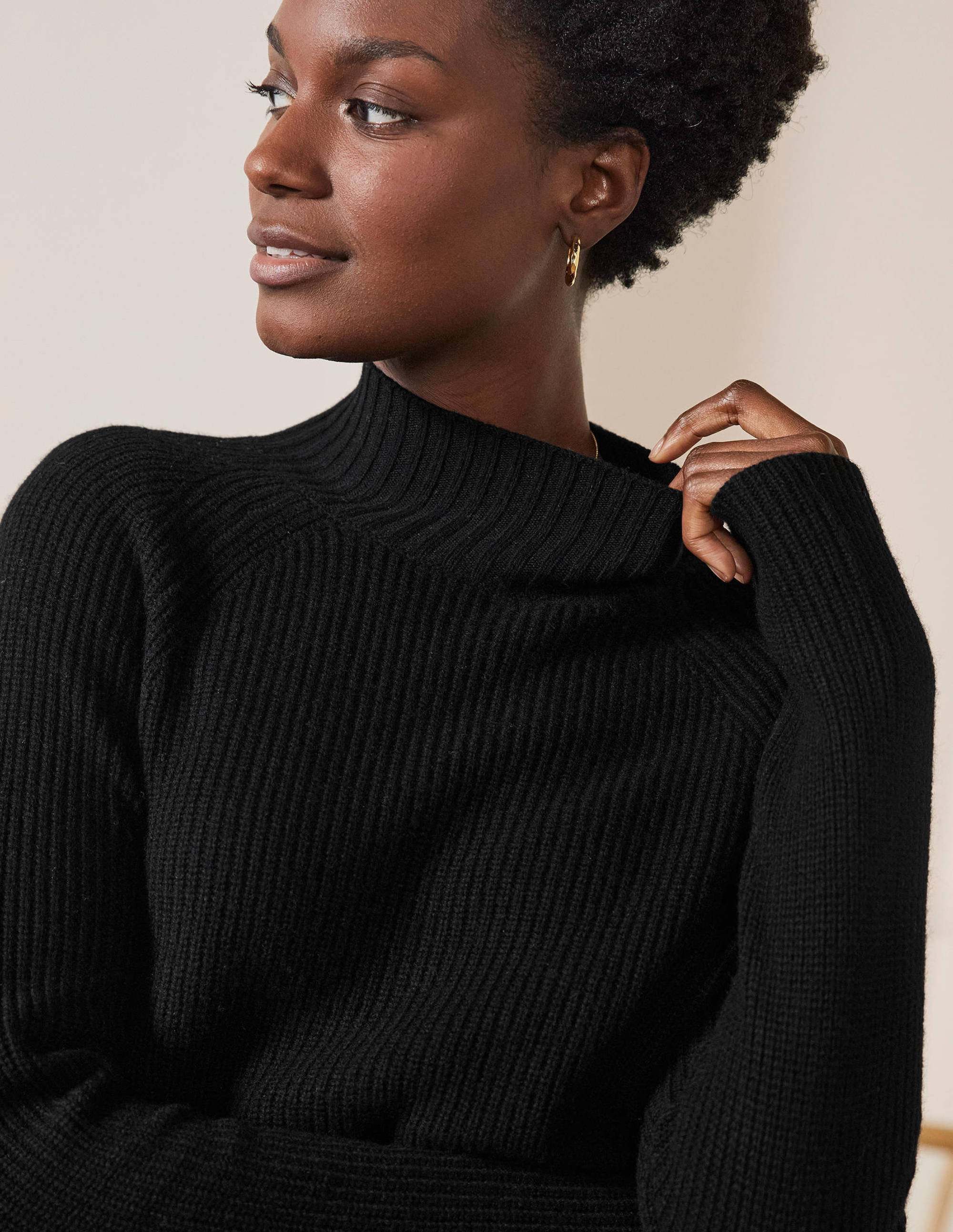 Mia Gerippter Pullover mit hohem Kragen-Schwarz - Image 2