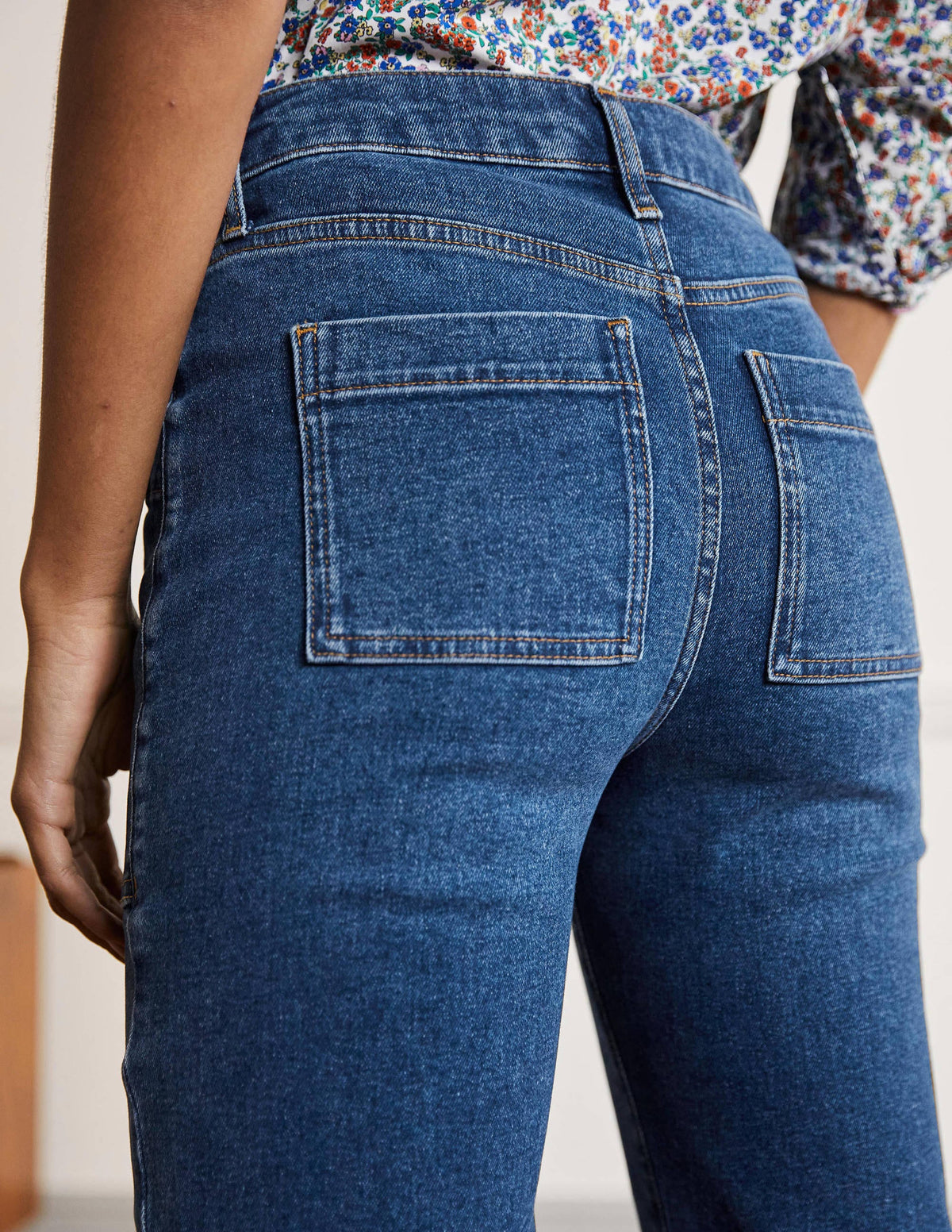 Schmal zulaufende Jeans mit aufgesetzten Taschen-Mittleres Vintageblau-4