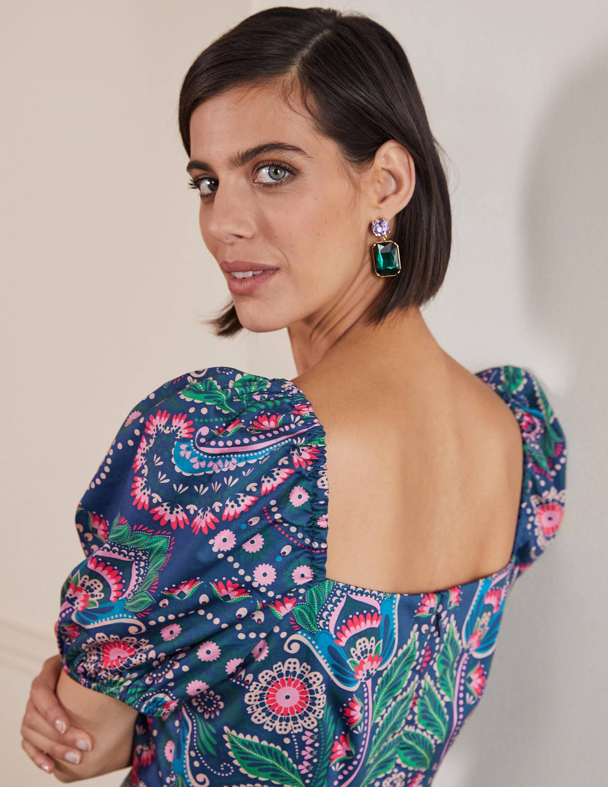 Kurzes Kleid mit Puffärmeln-Navy, Paisleymuster mit Gänseblümchen - Image 2