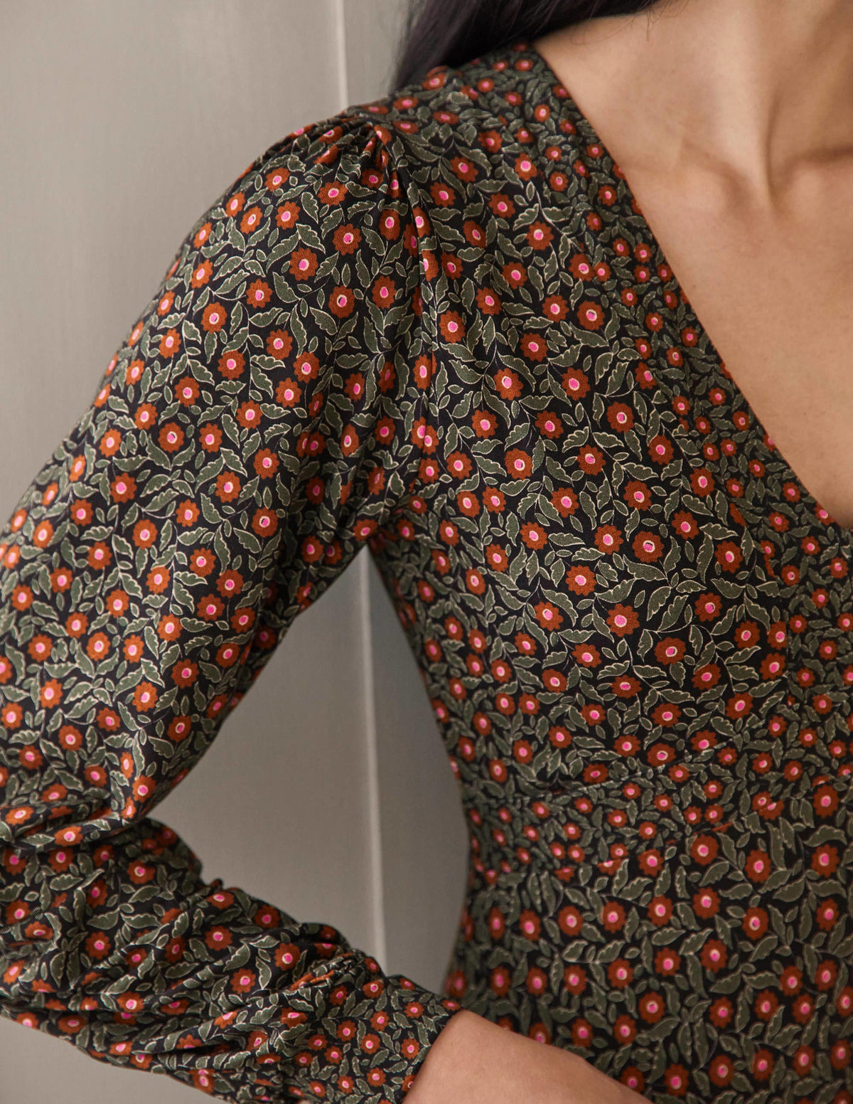 Jerseykleid mit Empire-Form-Sumpfgrün, Filigranes Blumenmuster - Image 2