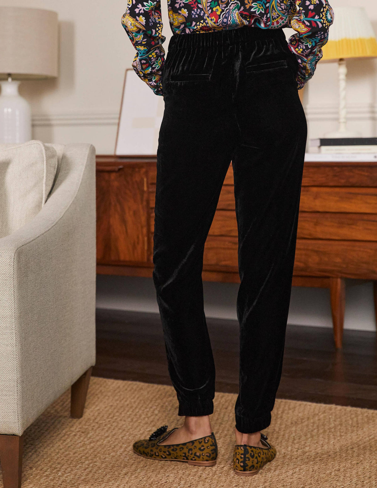 Samthose mit Bündchen-Schwarz-3