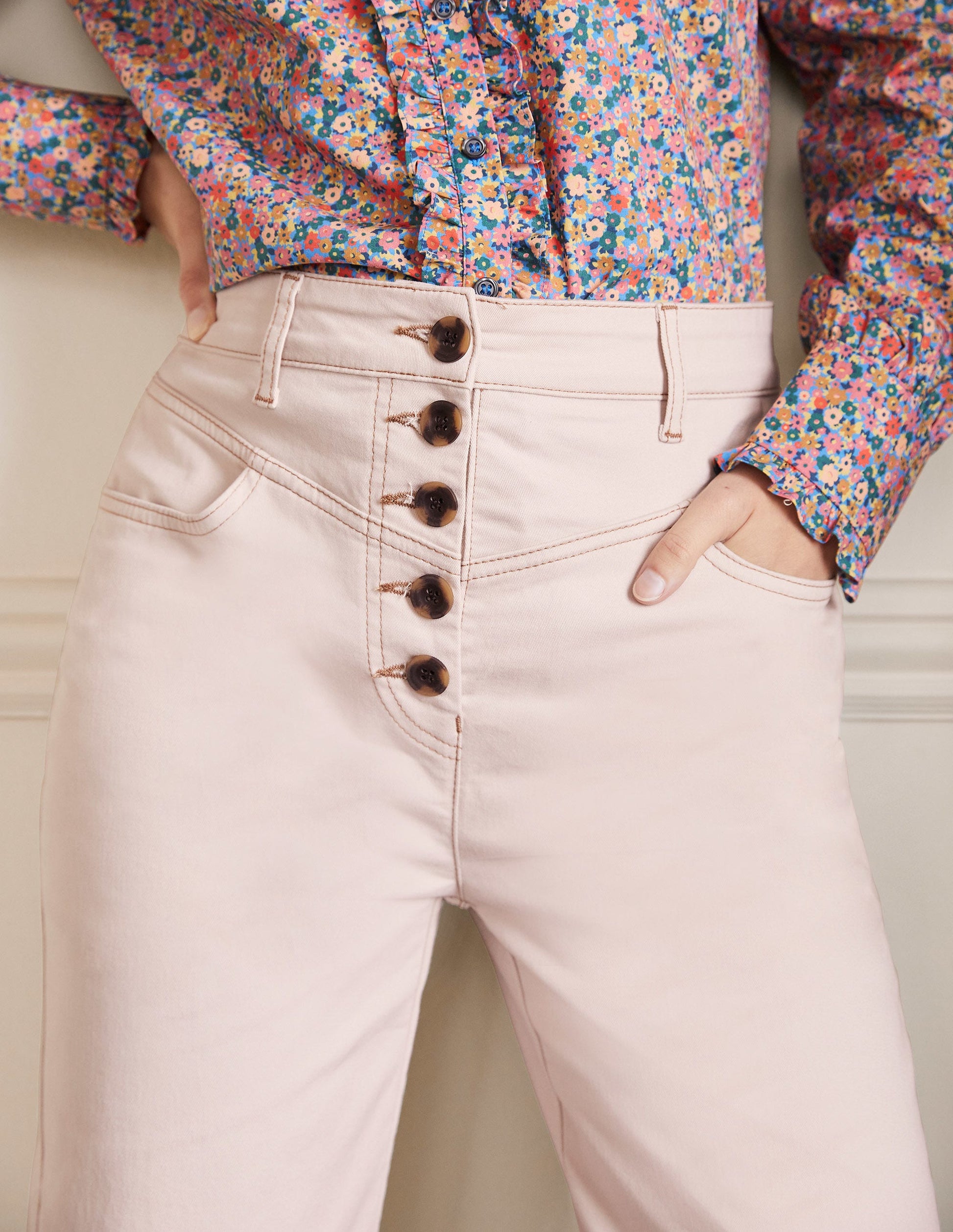 Schmal zulaufende Chinohose-Hafermilch-2