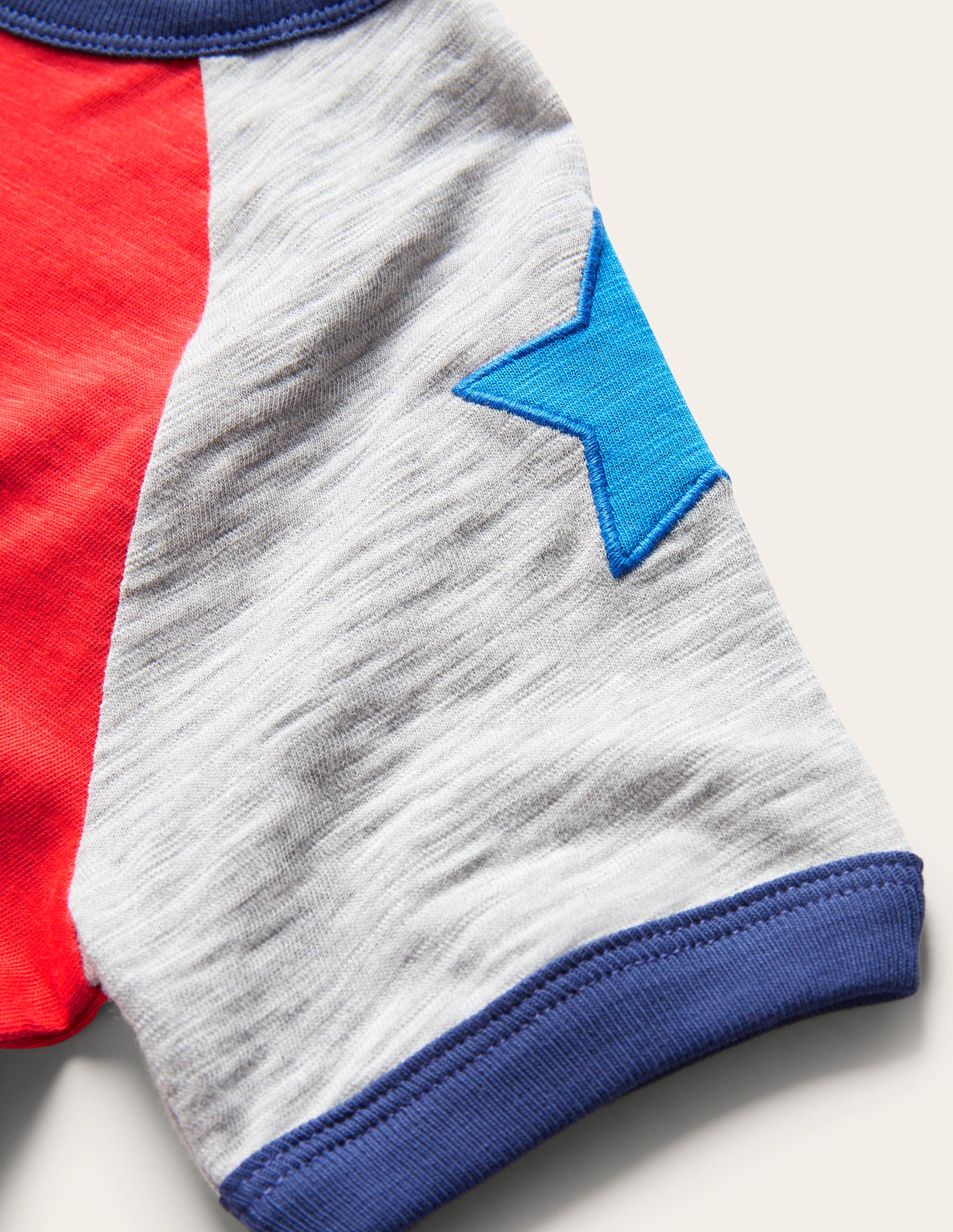 Raglan-T-Shirt in Blockfarben-Feuerrot, Sterne - Image 3