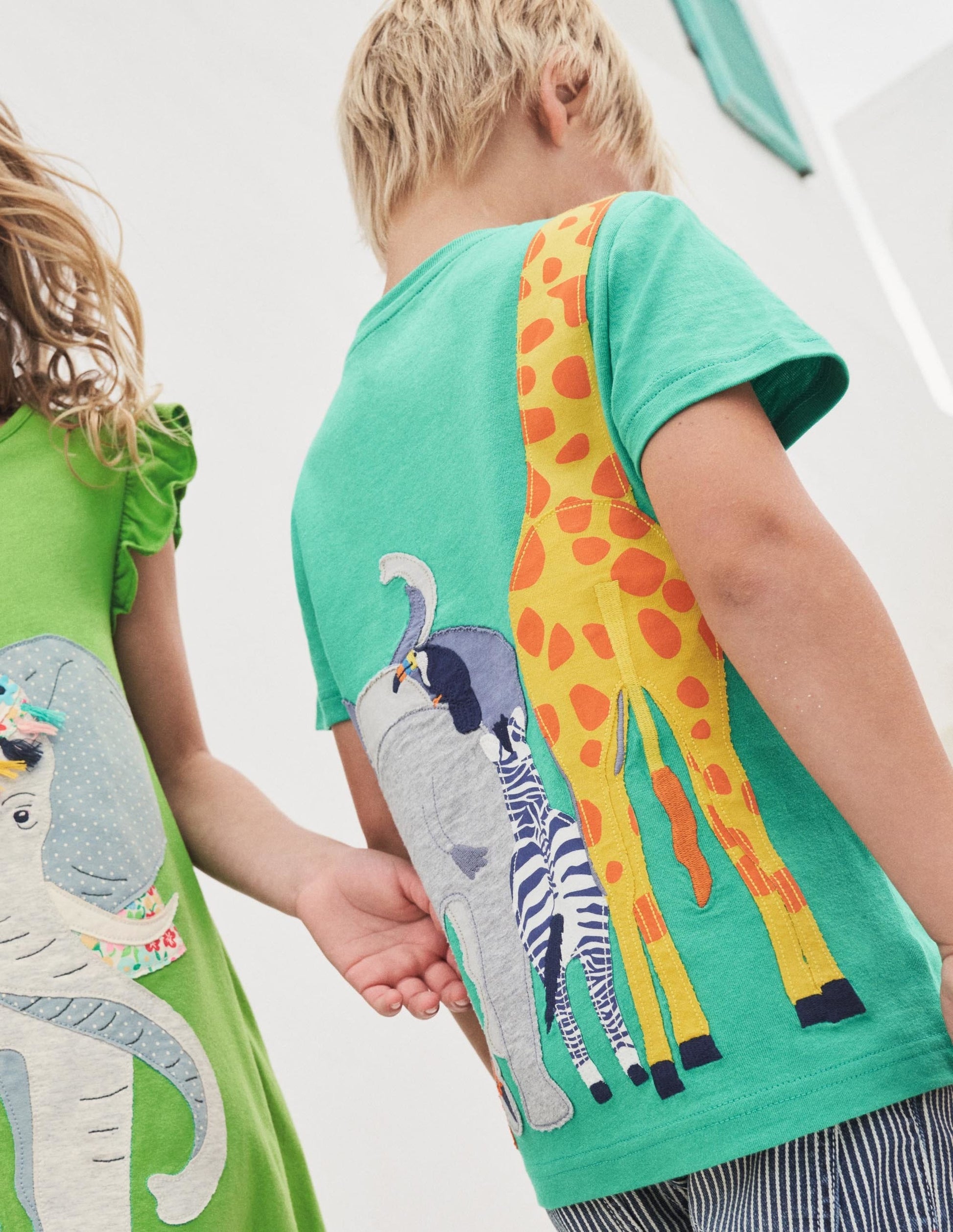 T-Shirt mit Applikationen auf Vorder- und Rückseite-Paprikagrün, Safaritiere-4