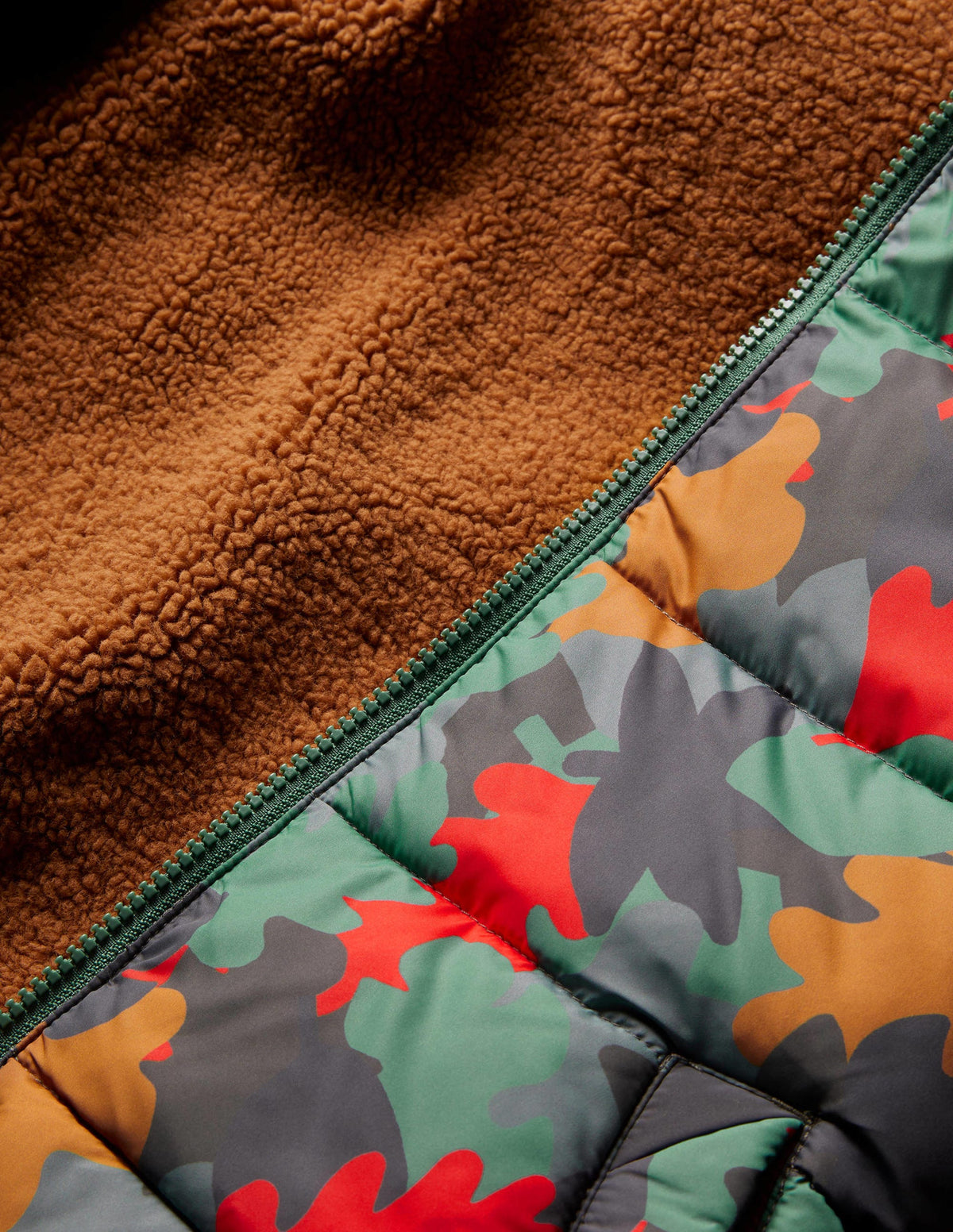 Autumn Leaf Reversible Teddy Puffer Jacket-Rosmaringrün, Herbstlaub-Camouflage - Image 3