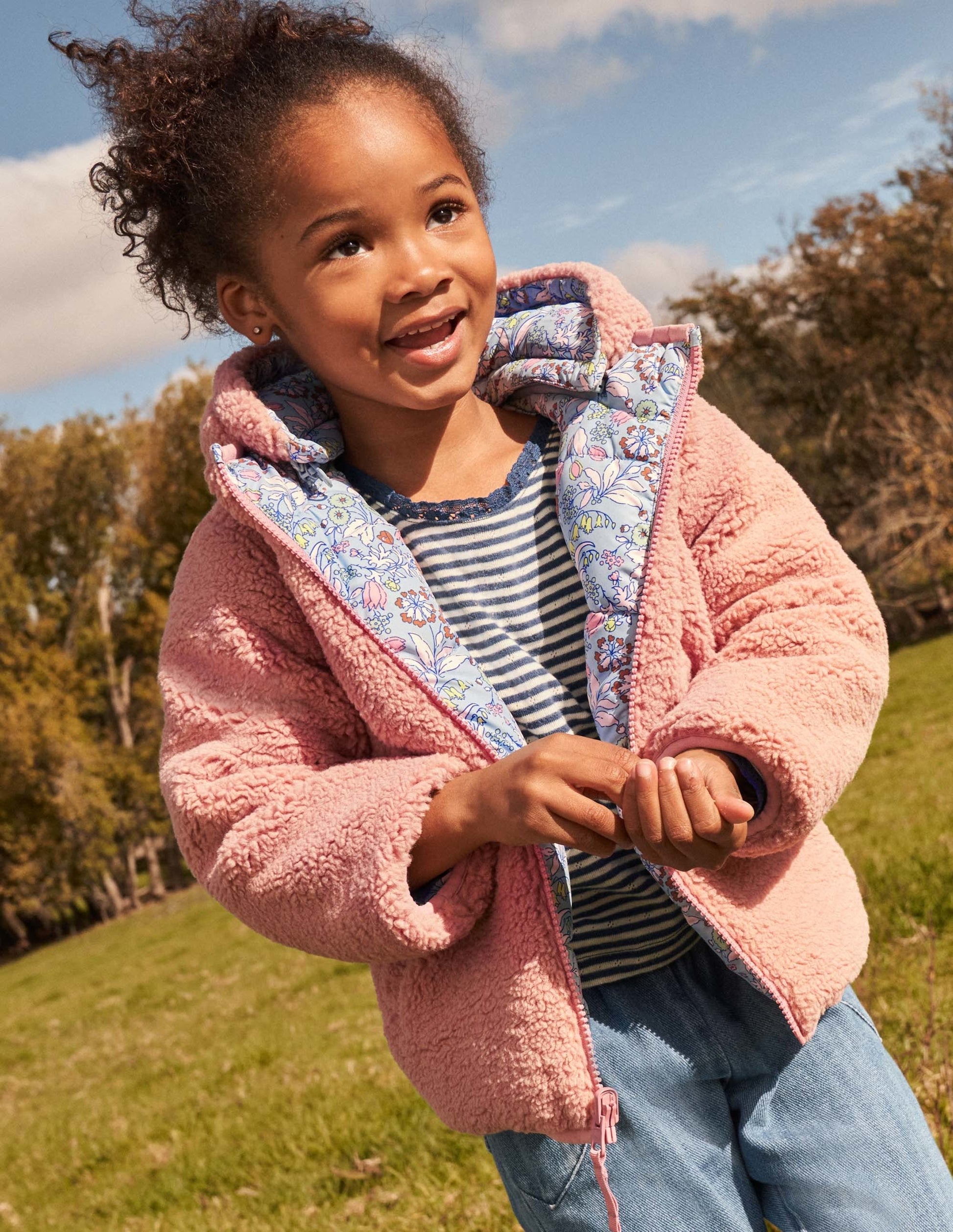 Wendbare Jacke aus Borg-Graublau, Blumenmuster-5