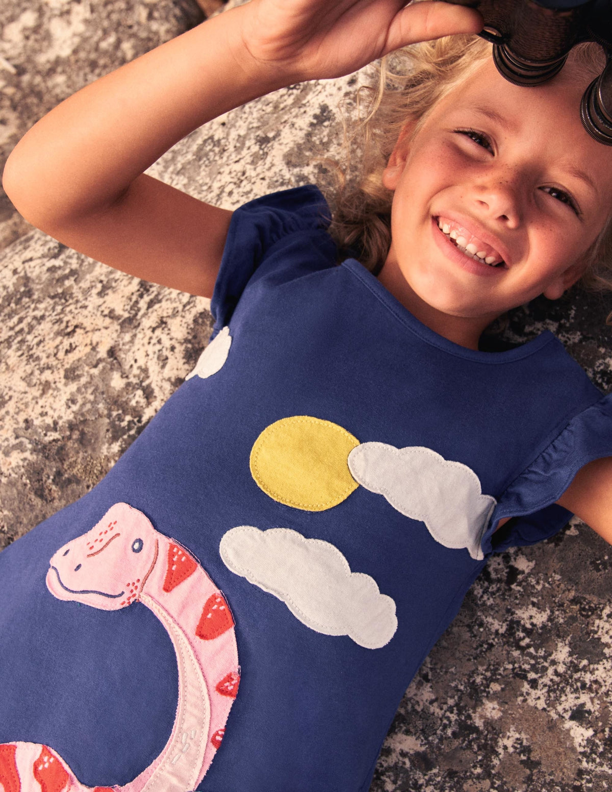 Kleid mit Rüschenärmeln und Applikation-Dunkles Segelblau, Dinosaurier - Image 4
