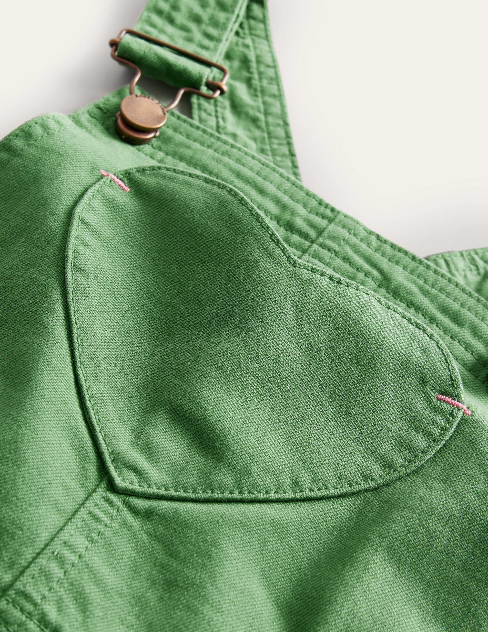 Kurze Latzhose mit Herztaschen-Safarigrün - Image 3
