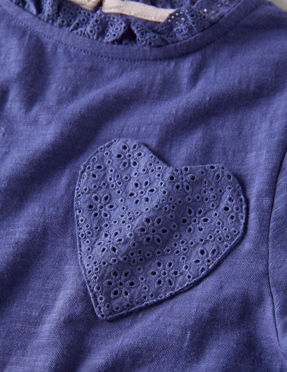 Langärmliges Oberteil mit Herztasche-Sanftes Segelblau - Image 3
