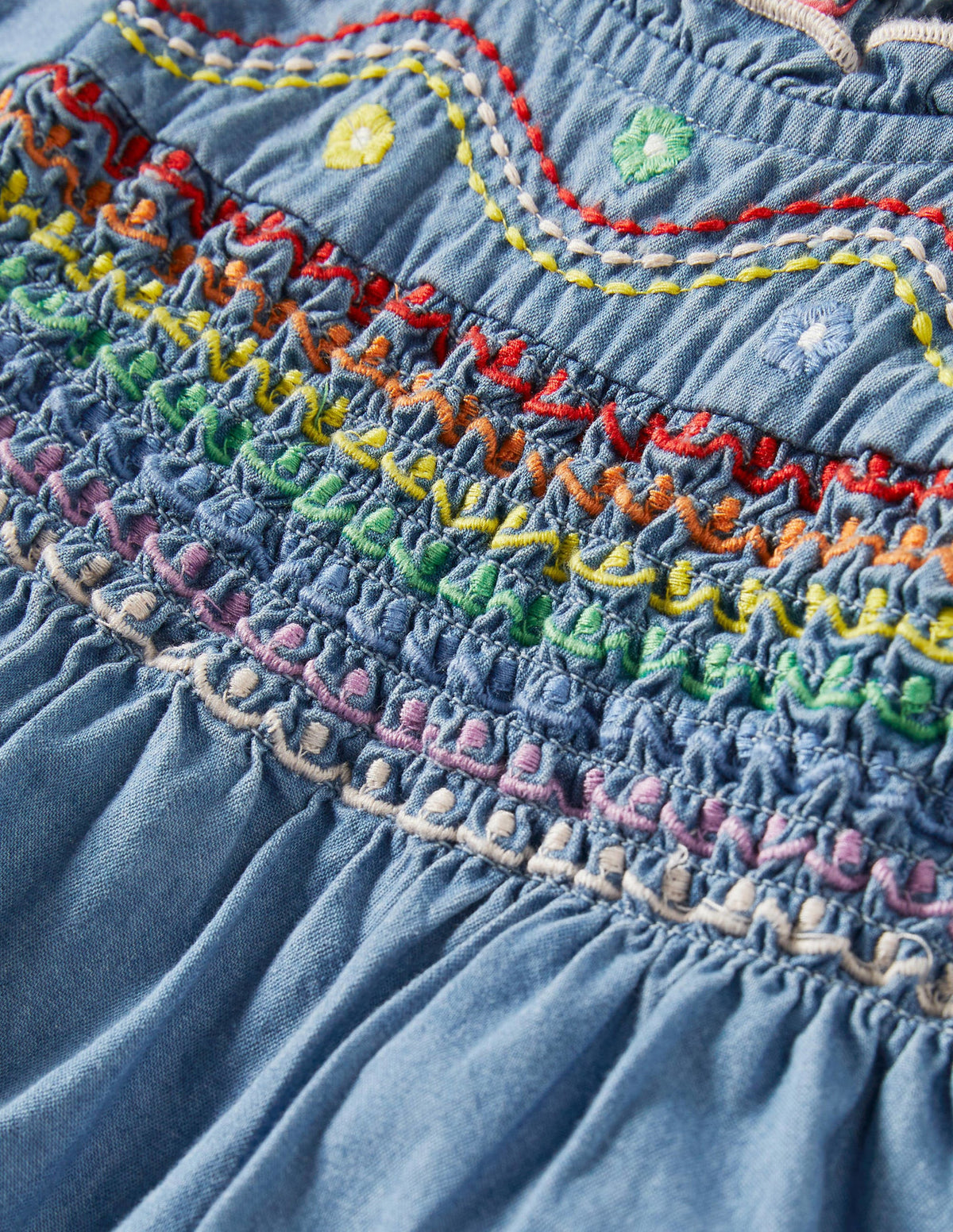 Chambray-Kleid mit Regenbogen-Smokdetails-Mittlerer Faux-Uni-3