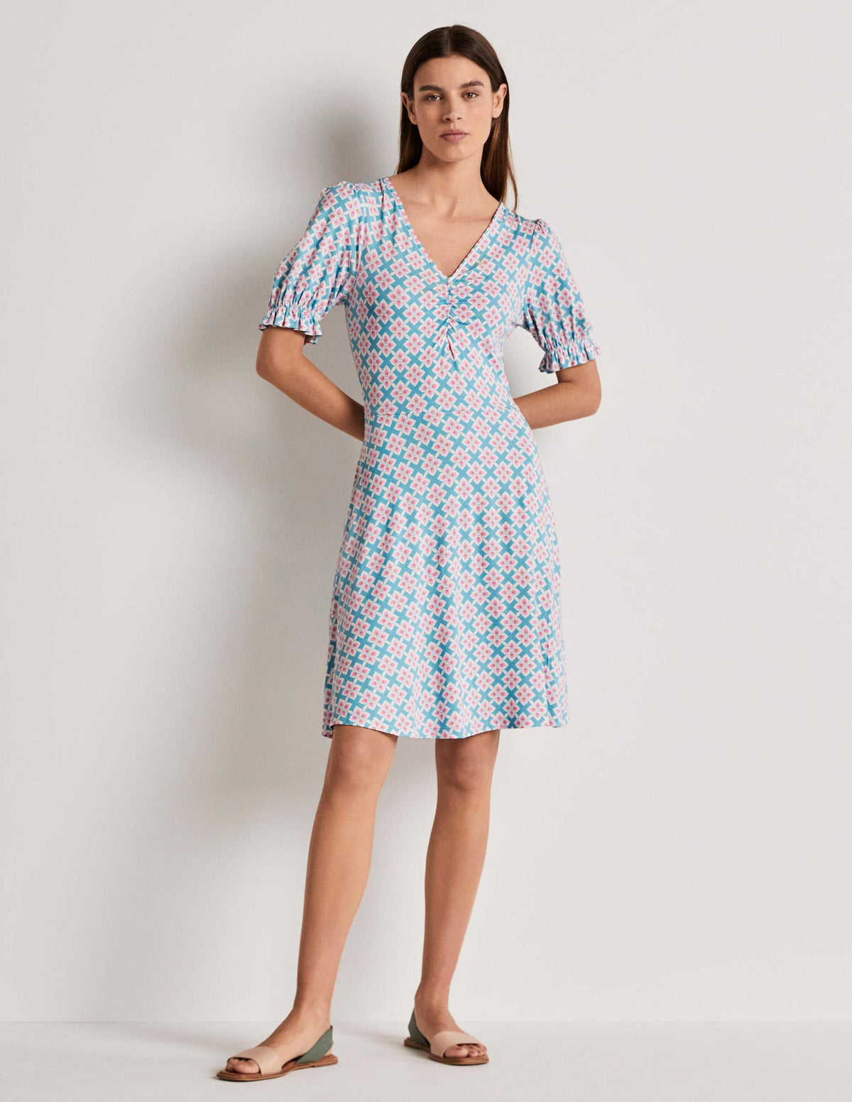 Robe col V en jersey-Ombre côtière, motif Diamond Leaf-1