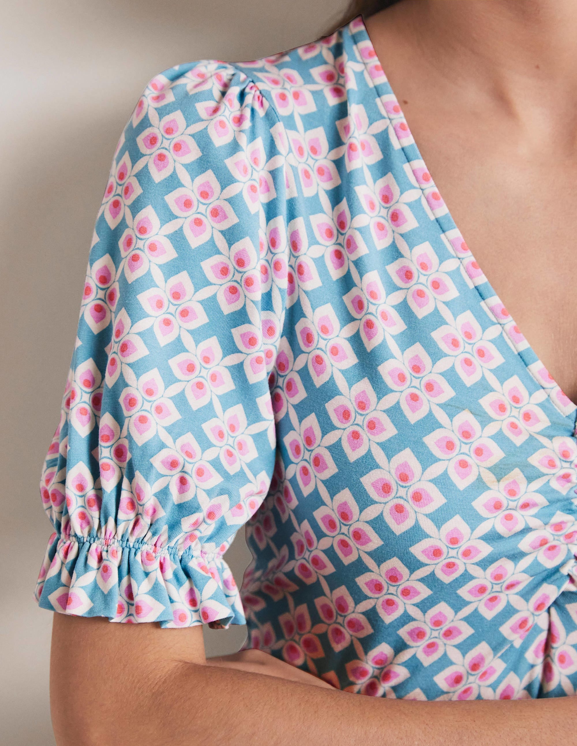 Robe col V en jersey-Ombre côtière, motif Diamond Leaf - Image 2