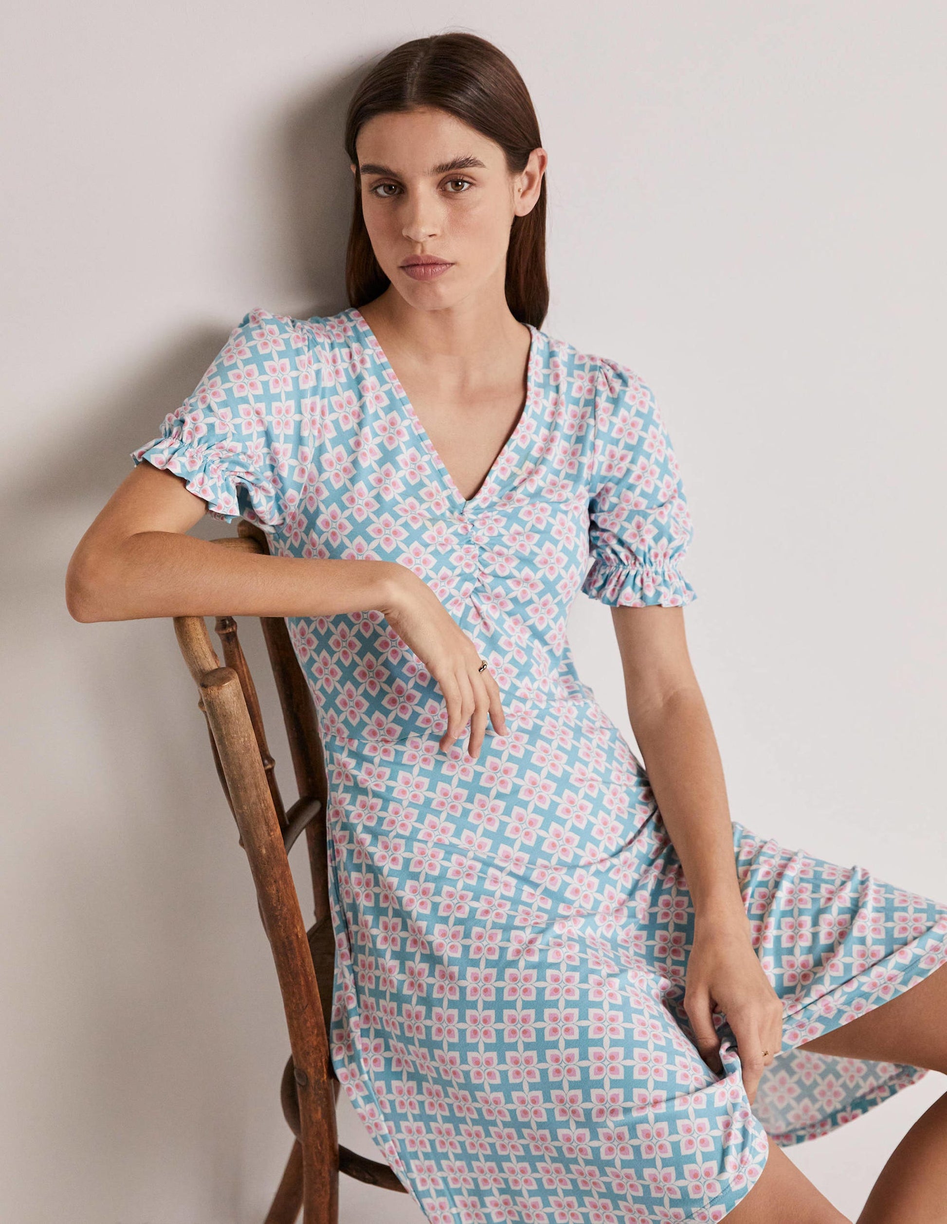 Robe col V en jersey-Ombre côtière, motif Diamond Leaf-4