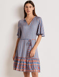 Robe volantée en jersey à col cranté-Bleu mosaïque, motif pétale géométrique