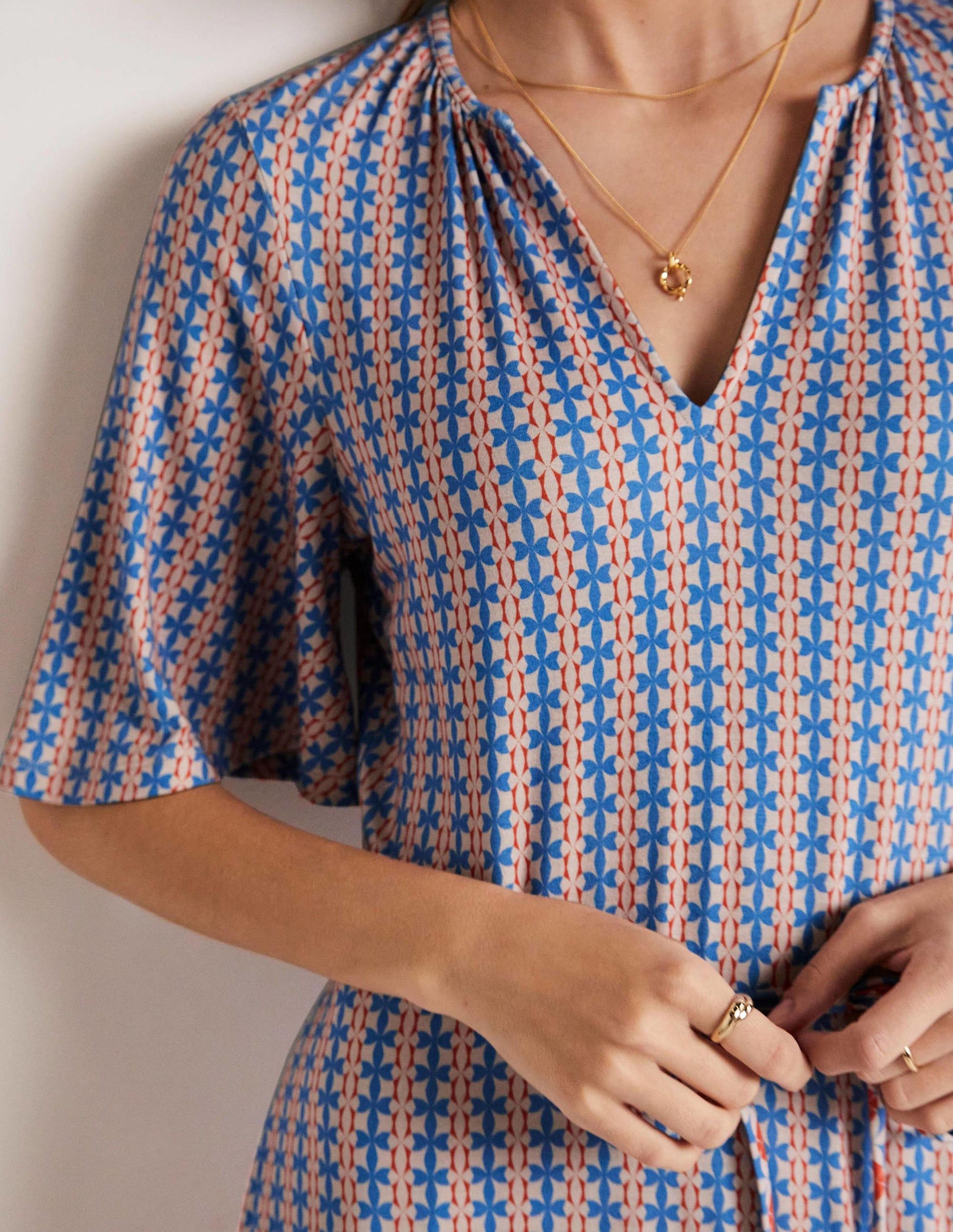 Robe volantée en jersey à col cranté-Bleu mosaïque, motif pétale géométrique-2