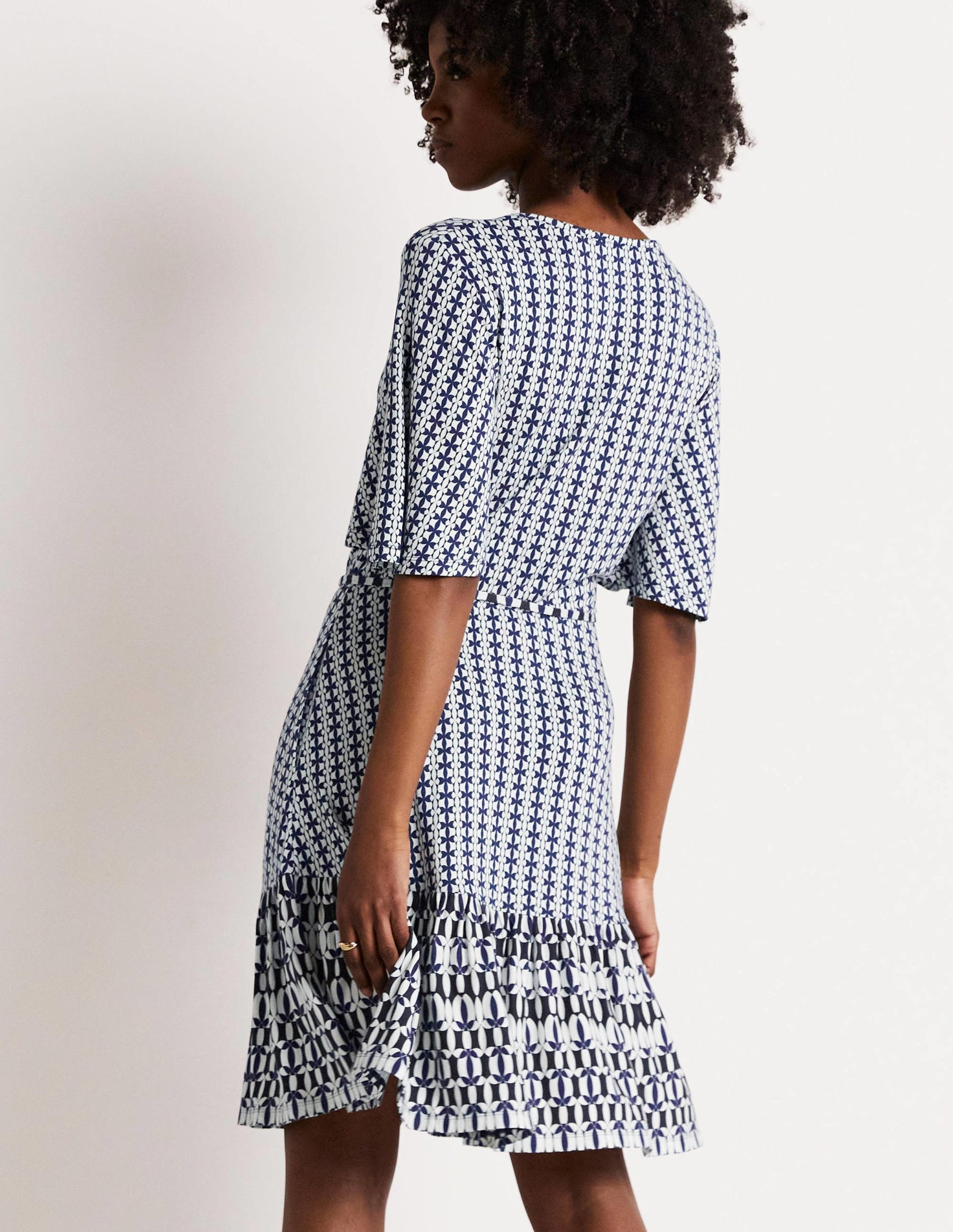 Gestuftes Jerseykleid mit gekerbtem Ausschnitt-Französisches Navy, Geometrisches Blütenmuster-7