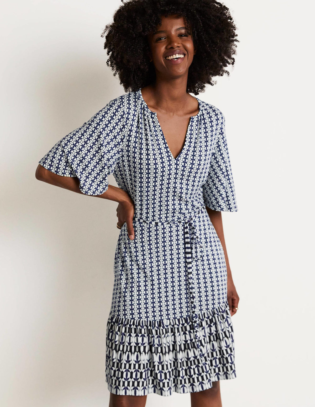 Gestuftes Jerseykleid mit gekerbtem Ausschnitt-Französisches Navy, Geometrisches Blütenmuster - Image 8