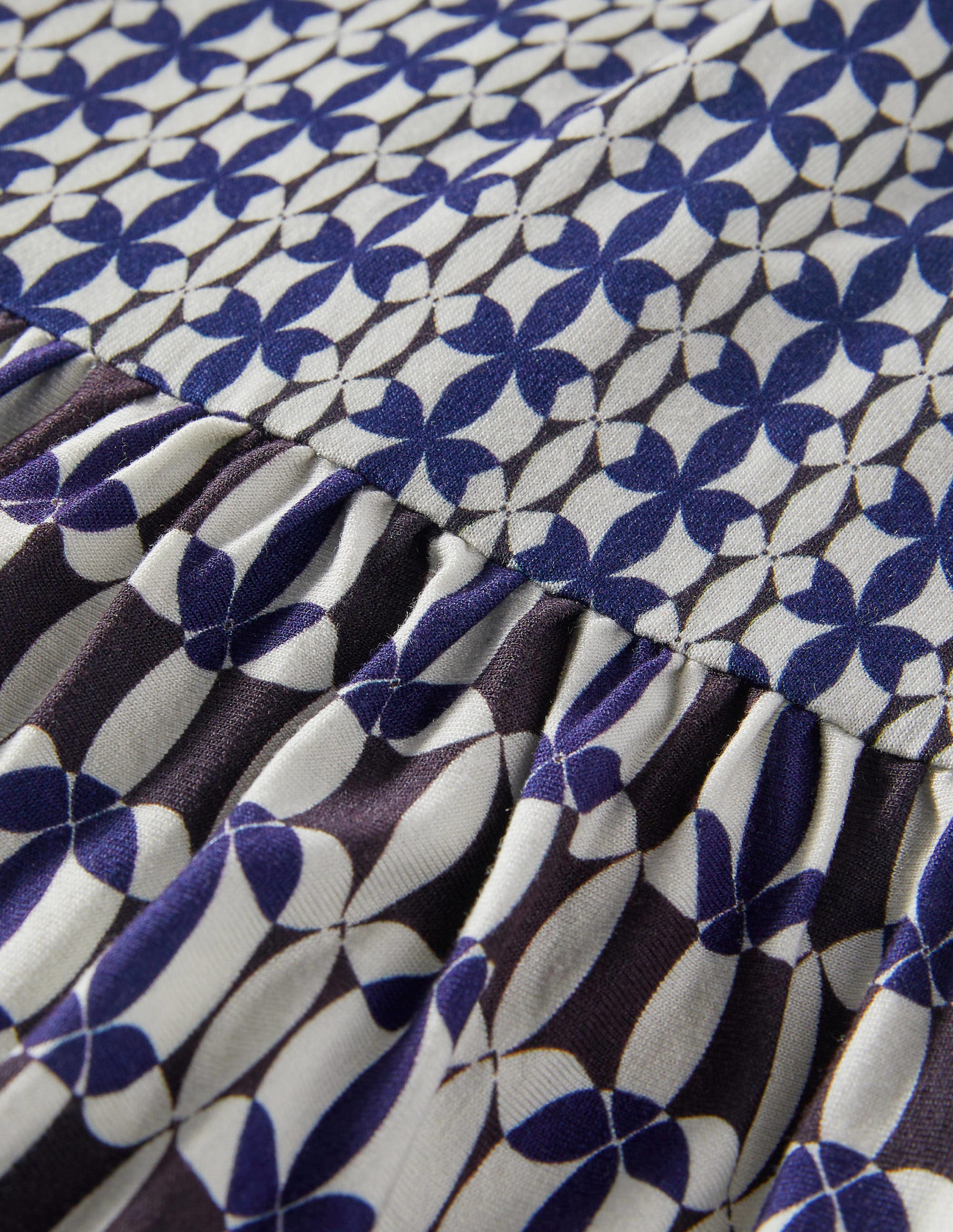 Gestuftes Jerseykleid mit gekerbtem Ausschnitt-Französisches Navy, Geometrisches Blütenmuster - Image 9