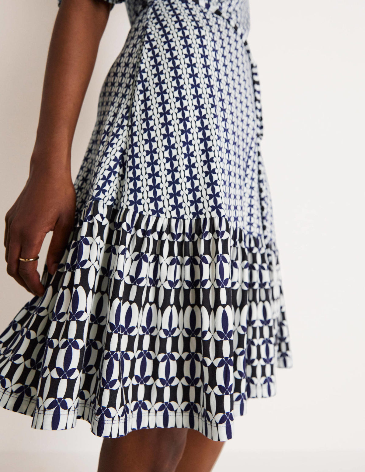 Gestuftes Jerseykleid mit gekerbtem Ausschnitt-Französisches Navy, Geometrisches Blütenmuster-2