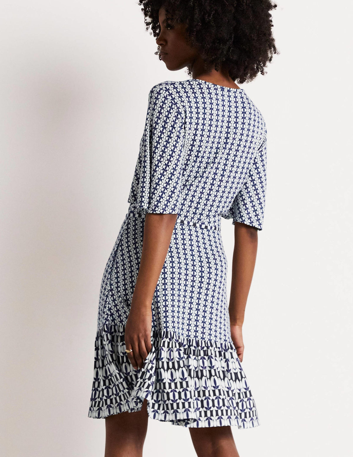 Gestuftes Jerseykleid mit gekerbtem Ausschnitt-Französisches Navy, Geometrisches Blütenmuster-3