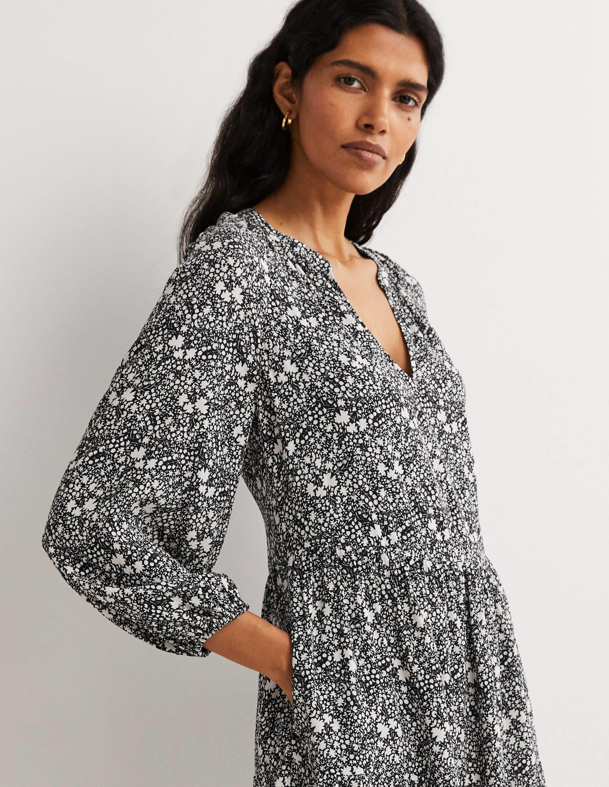 Gestuftes Kleid mit gekerbtem Ausschnitt-Navy, Abstraktes Kleines Blumenmuster - Image 2