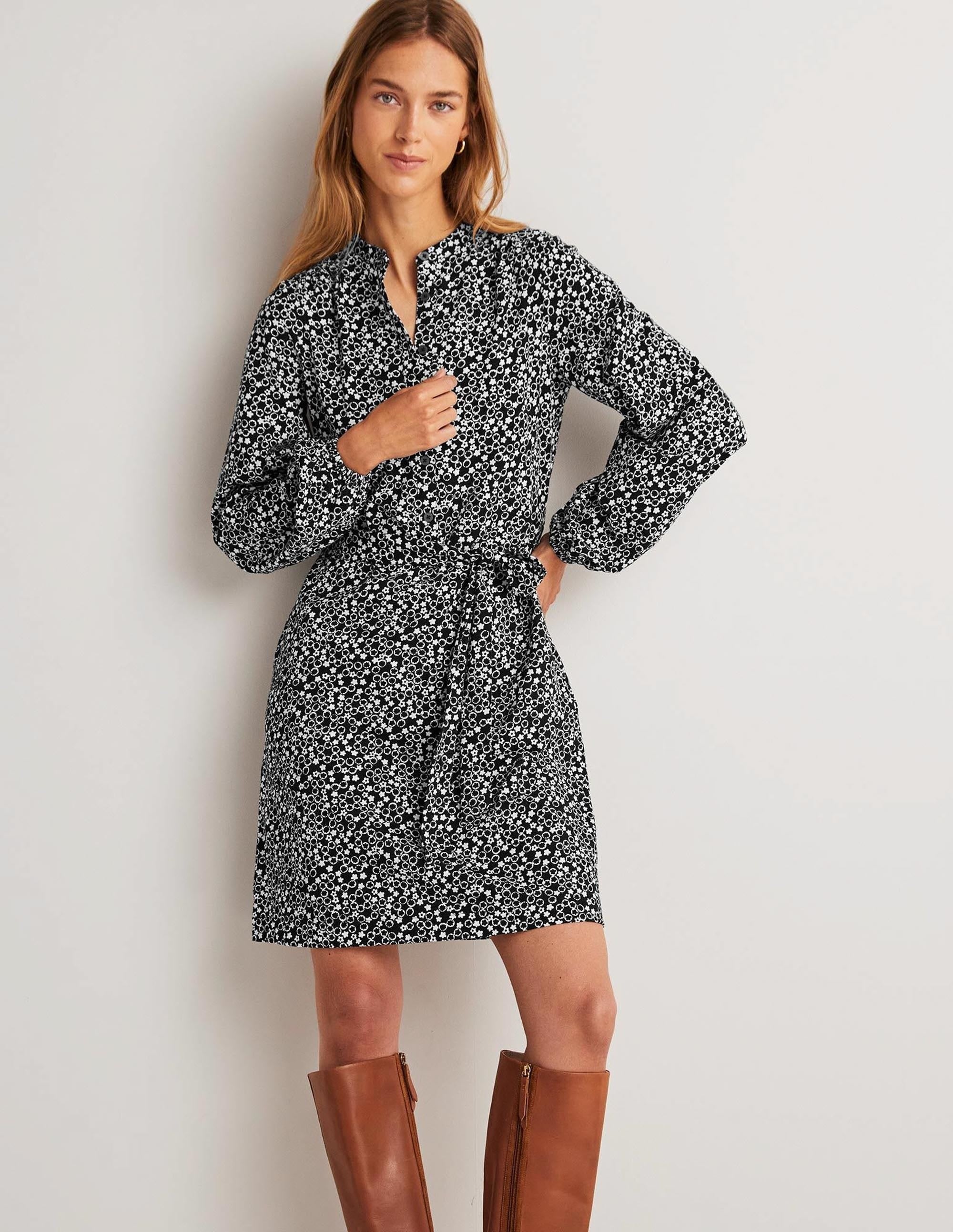 Hemdblusenkleid aus Jersey mit Gürtel-Schwarz, Blumenmuster - Image 6